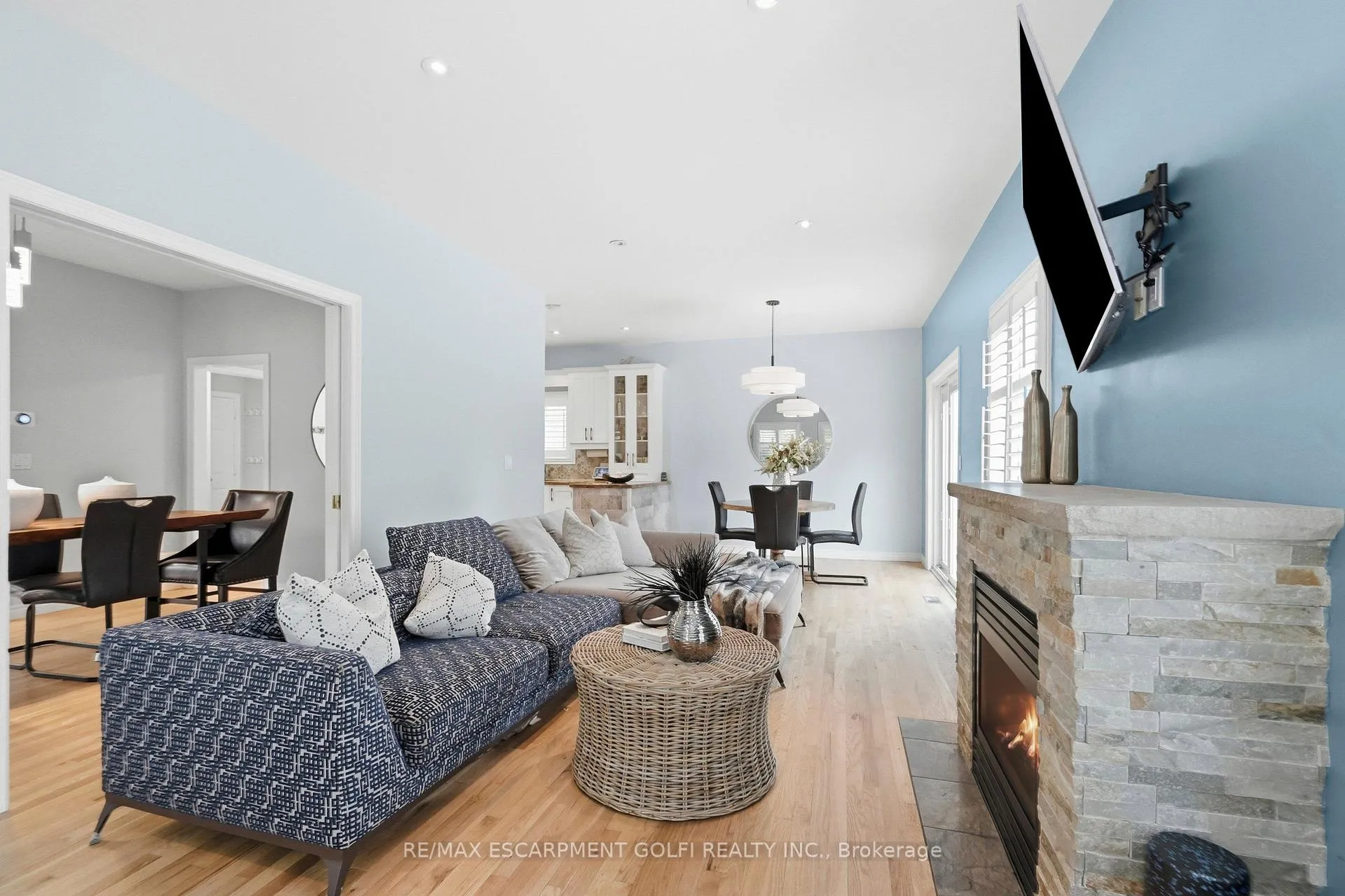 Photo 17 of 31 Commando Court, Hamilton, Waterdown — HOMEH
