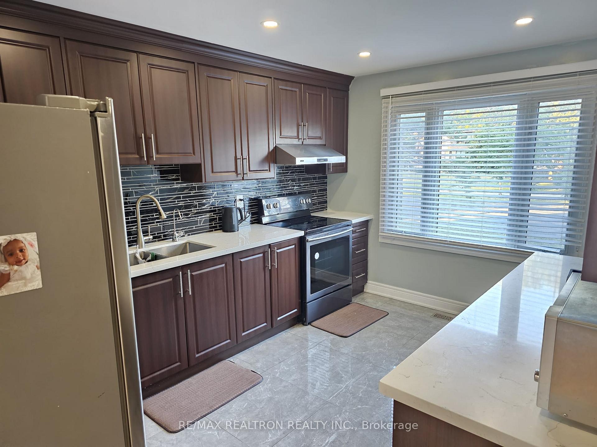 Photo 5 of Unit 3-Upper Level, 2606 Midland Avenue, Scarborough, Agincourt South-Malvern West — HOMEH