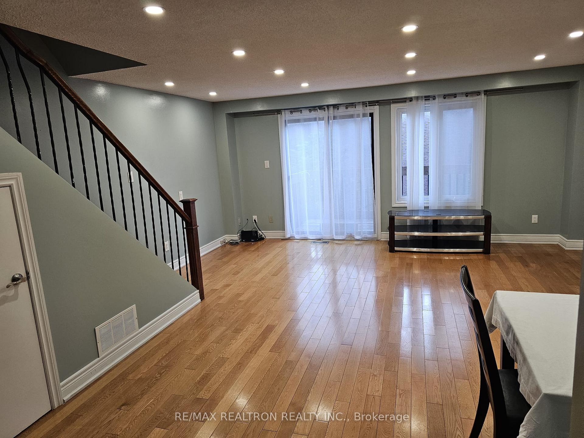 Photo 8 of Unit 3-Upper Level, 2606 Midland Avenue, Scarborough, Agincourt South-Malvern West — HOMEH