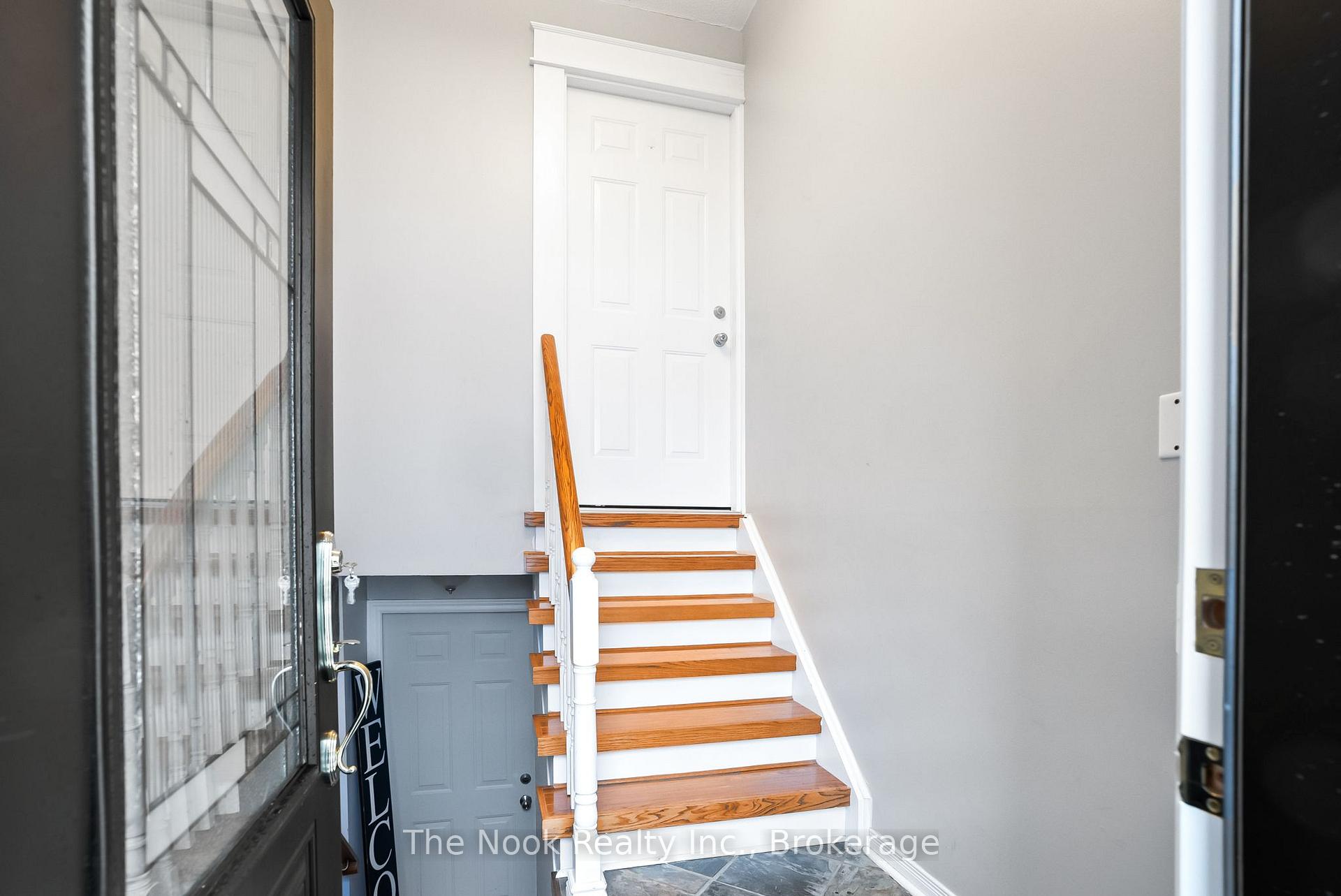 Photo 2 of Unit Main & Upper, 11 Jollow Drive, Clarington, Bowmanville — HOMEH