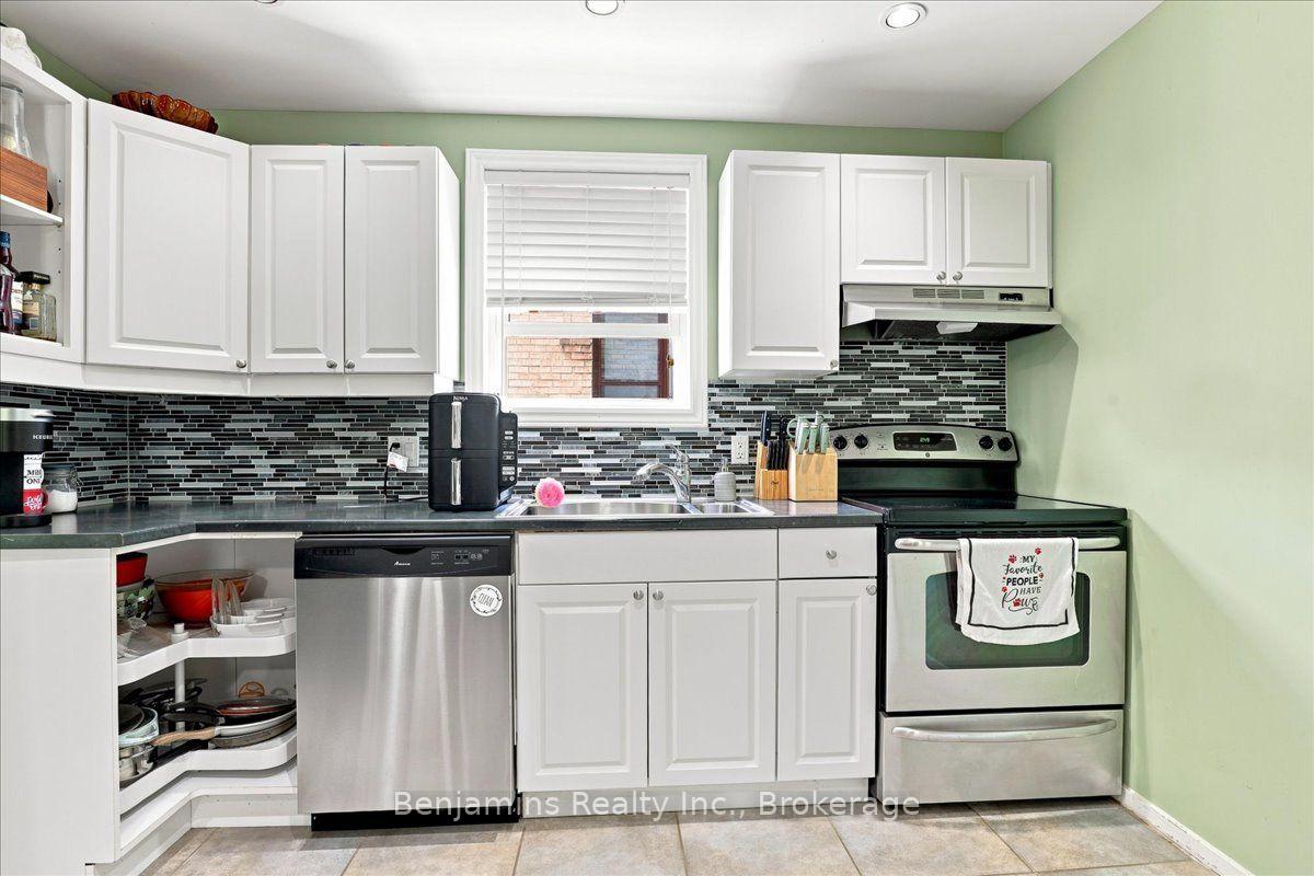 Photo 4 of 406 Duke Street W, Kitchener, Mount Hope Huron Park — HOMEH