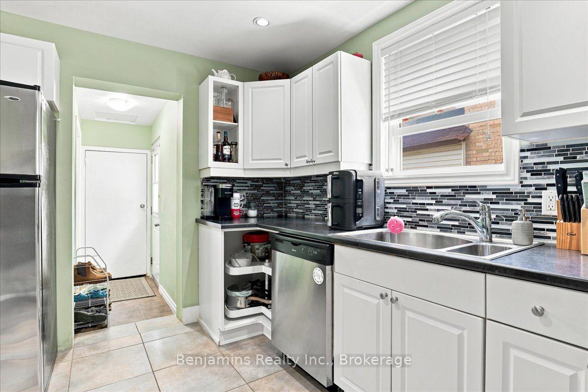 Photo 5 of 406 Duke Street W, Kitchener, Mount Hope Huron Park — HOMEH