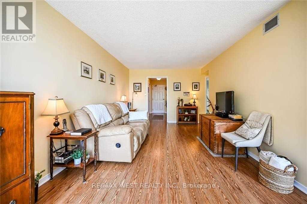 Photo 6 of Unit 406, 200 Limeridge Road W, Hamilton, Rolston — HOMEH