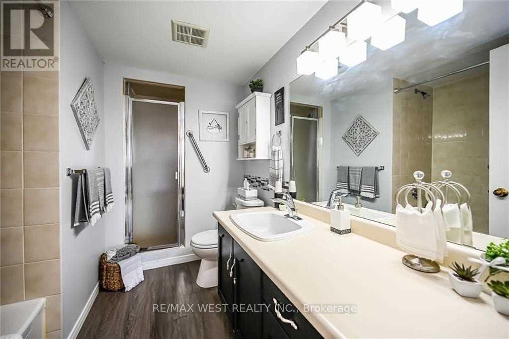 Photo 12 of Unit 406, 200 Limeridge Road W, Hamilton, Rolston — HOMEH