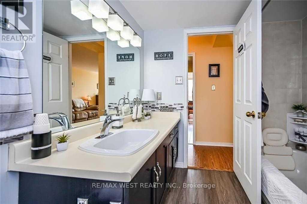 Photo 14 of Unit 406, 200 Limeridge Road W, Hamilton, Rolston — HOMEH