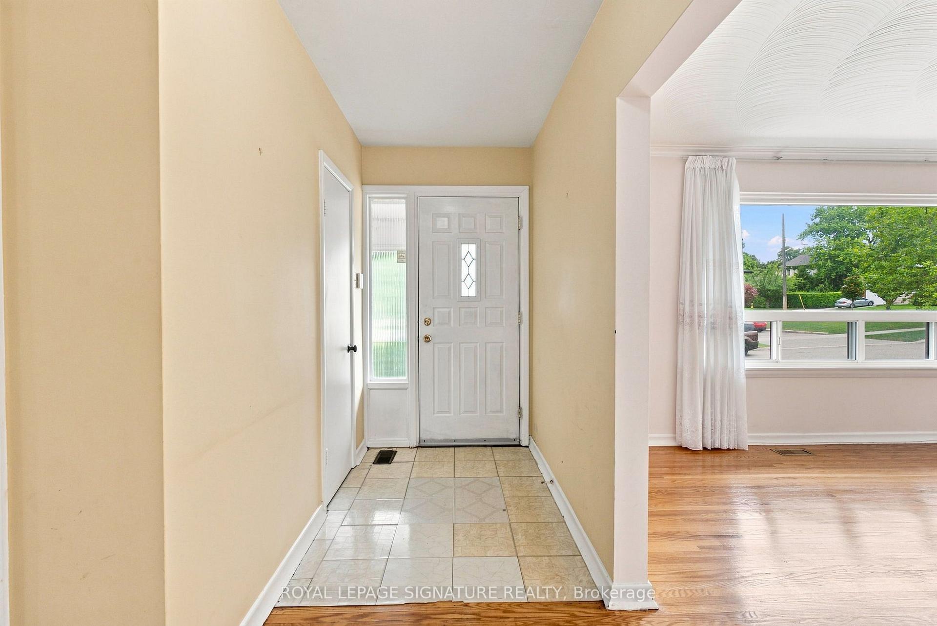 Photo 2 of 1 Dalegrove Crescent, Etobicoke, Eringate-Centennial-West Deane — HOMEH