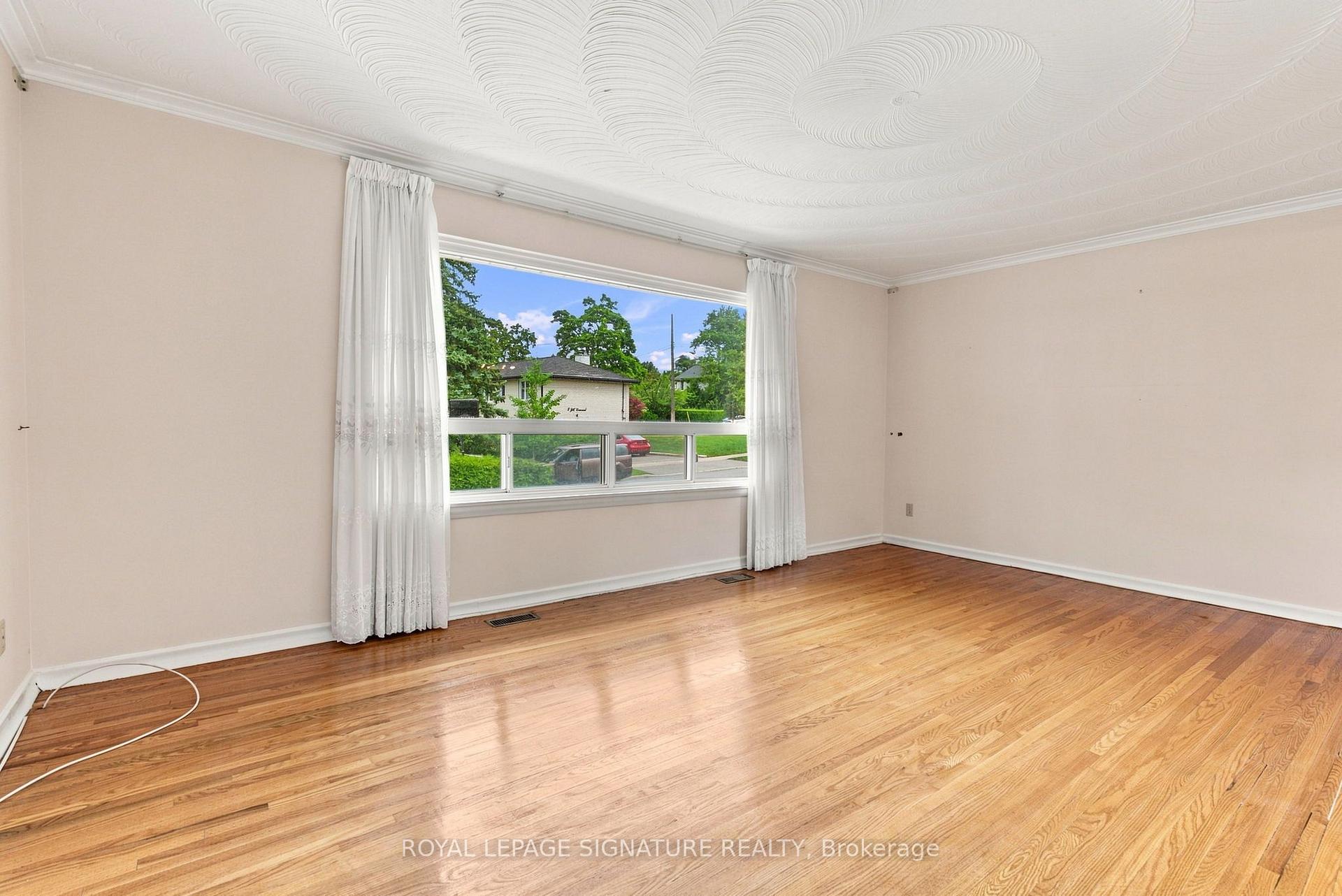 Photo 4 of 1 Dalegrove Crescent, Etobicoke, Eringate-Centennial-West Deane — HOMEH