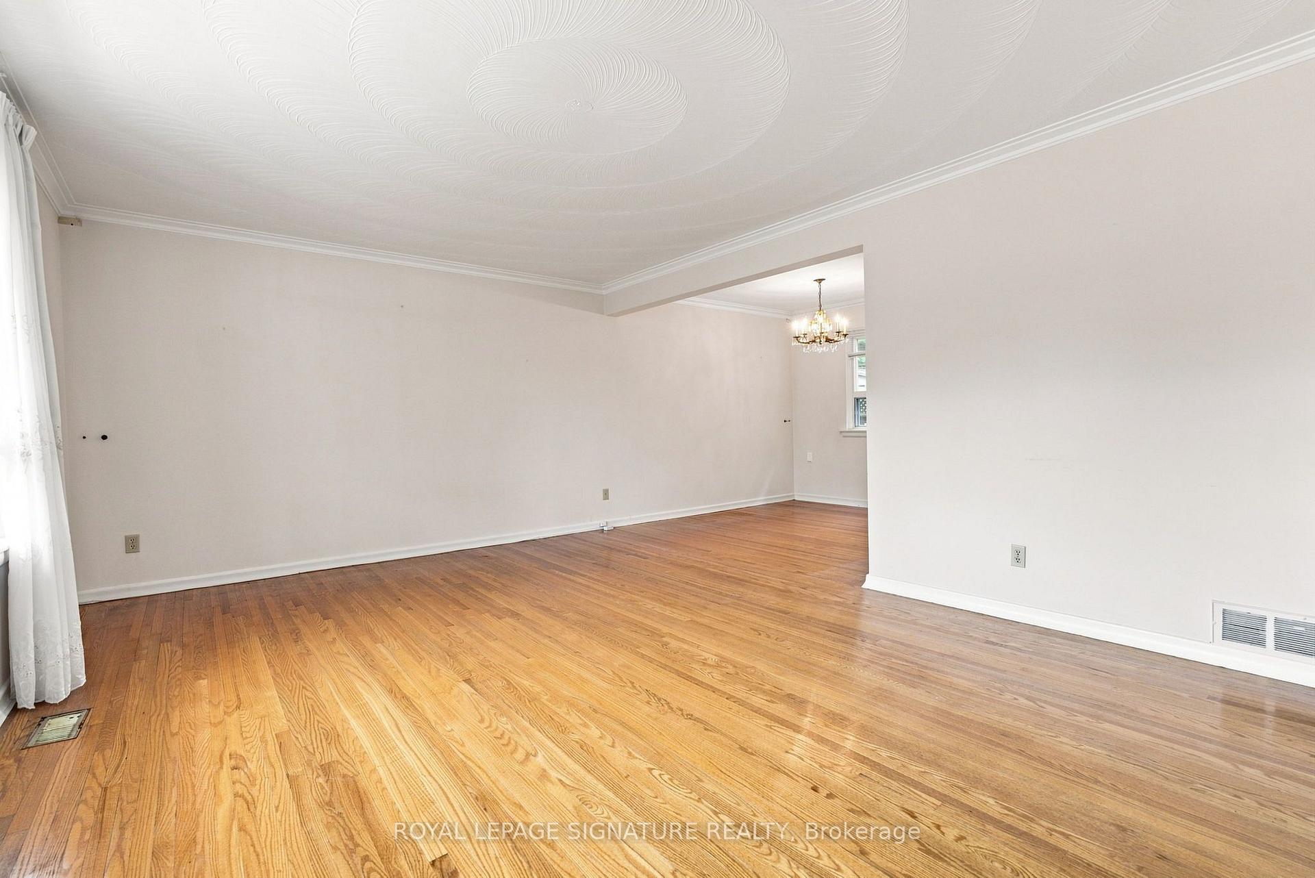 Photo 5 of 1 Dalegrove Crescent, Etobicoke, Eringate-Centennial-West Deane — HOMEH