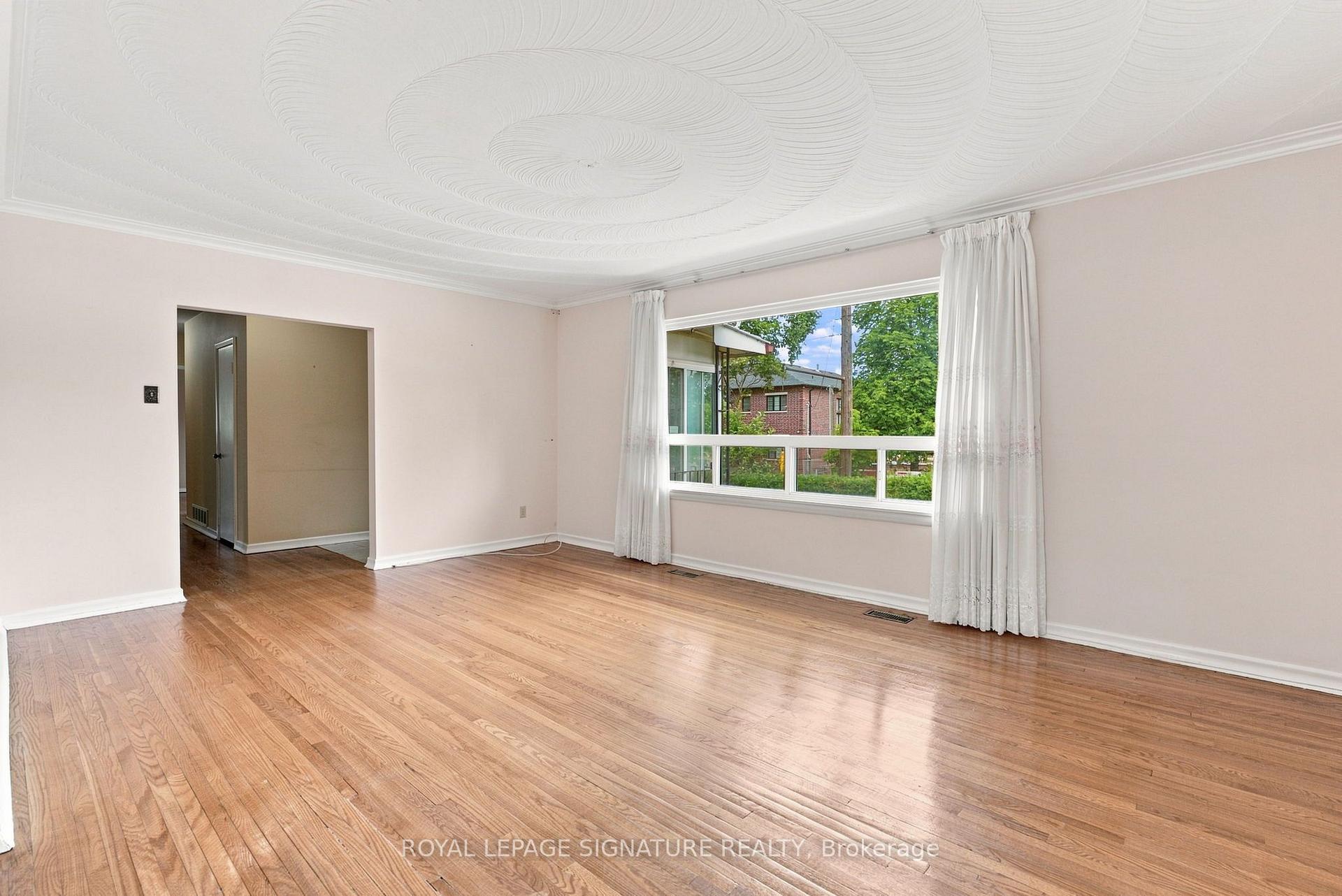 Photo 8 of 1 Dalegrove Crescent, Etobicoke, Eringate-Centennial-West Deane — HOMEH