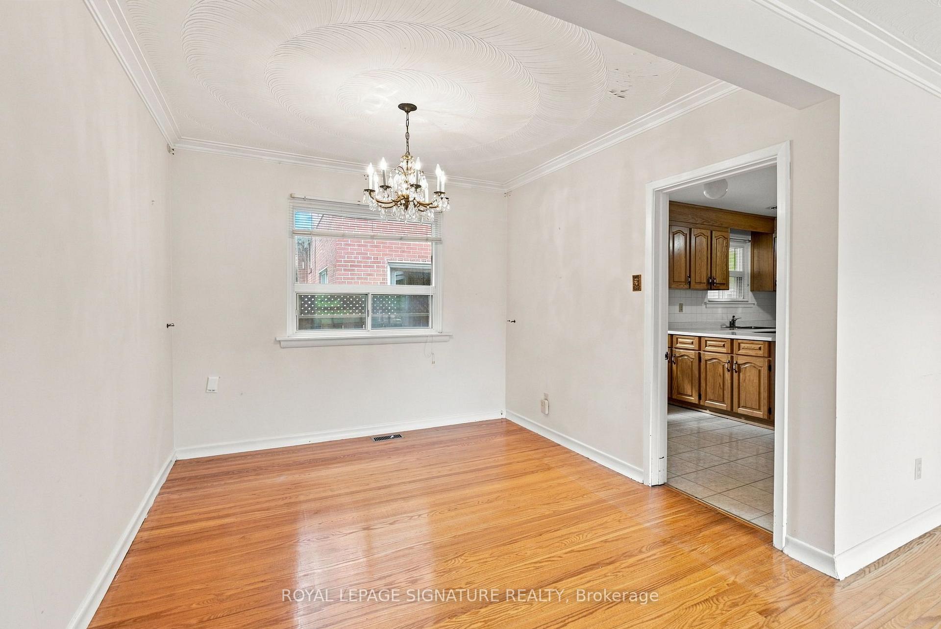 Photo 9 of 1 Dalegrove Crescent, Etobicoke, Eringate-Centennial-West Deane — HOMEH