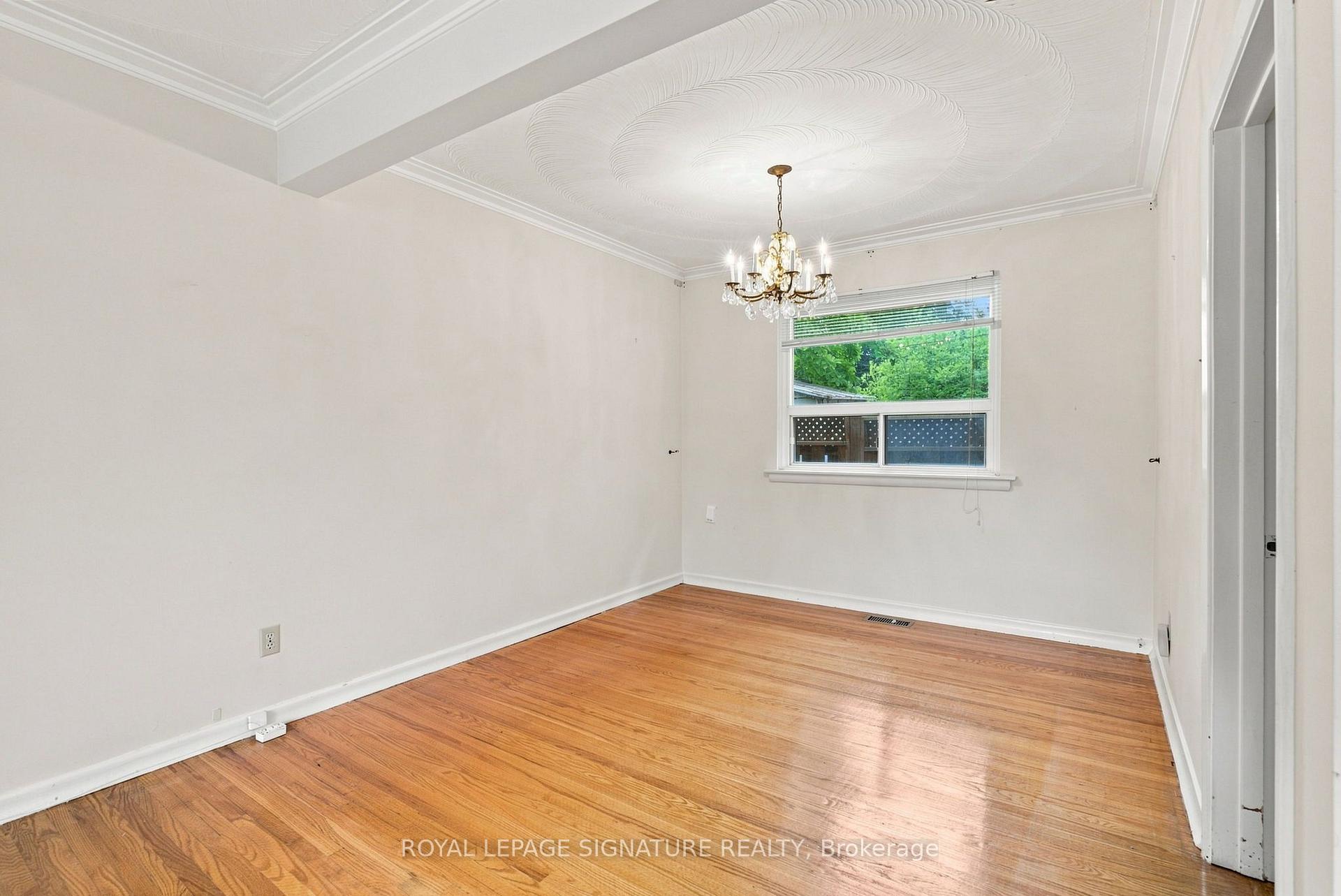 Photo 10 of 1 Dalegrove Crescent, Etobicoke, Eringate-Centennial-West Deane — HOMEH