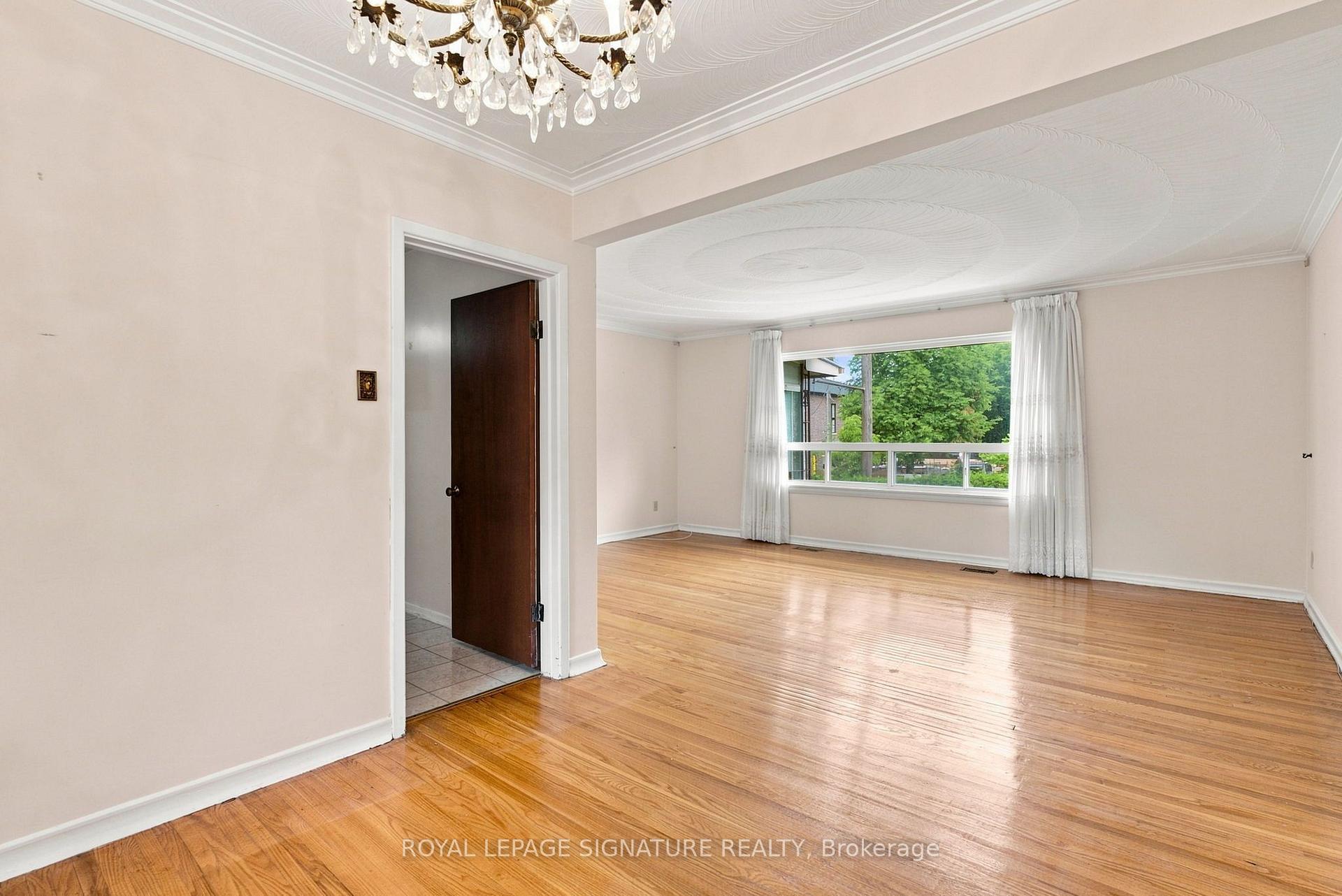 Photo 11 of 1 Dalegrove Crescent, Etobicoke, Eringate-Centennial-West Deane — HOMEH