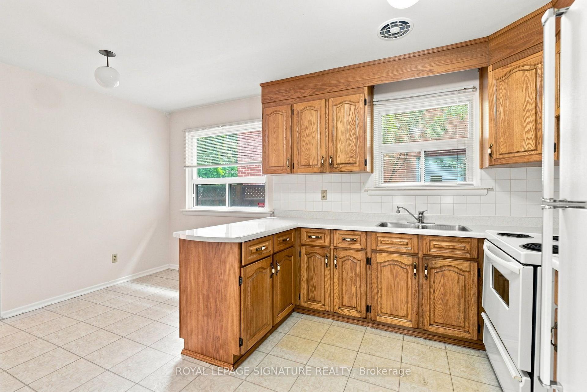 Photo 12 of 1 Dalegrove Crescent, Etobicoke, Eringate-Centennial-West Deane — HOMEH