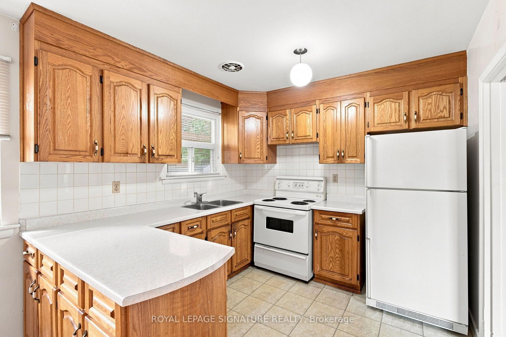 Photo 13 of 1 Dalegrove Crescent, Etobicoke, Eringate-Centennial-West Deane — HOMEH
