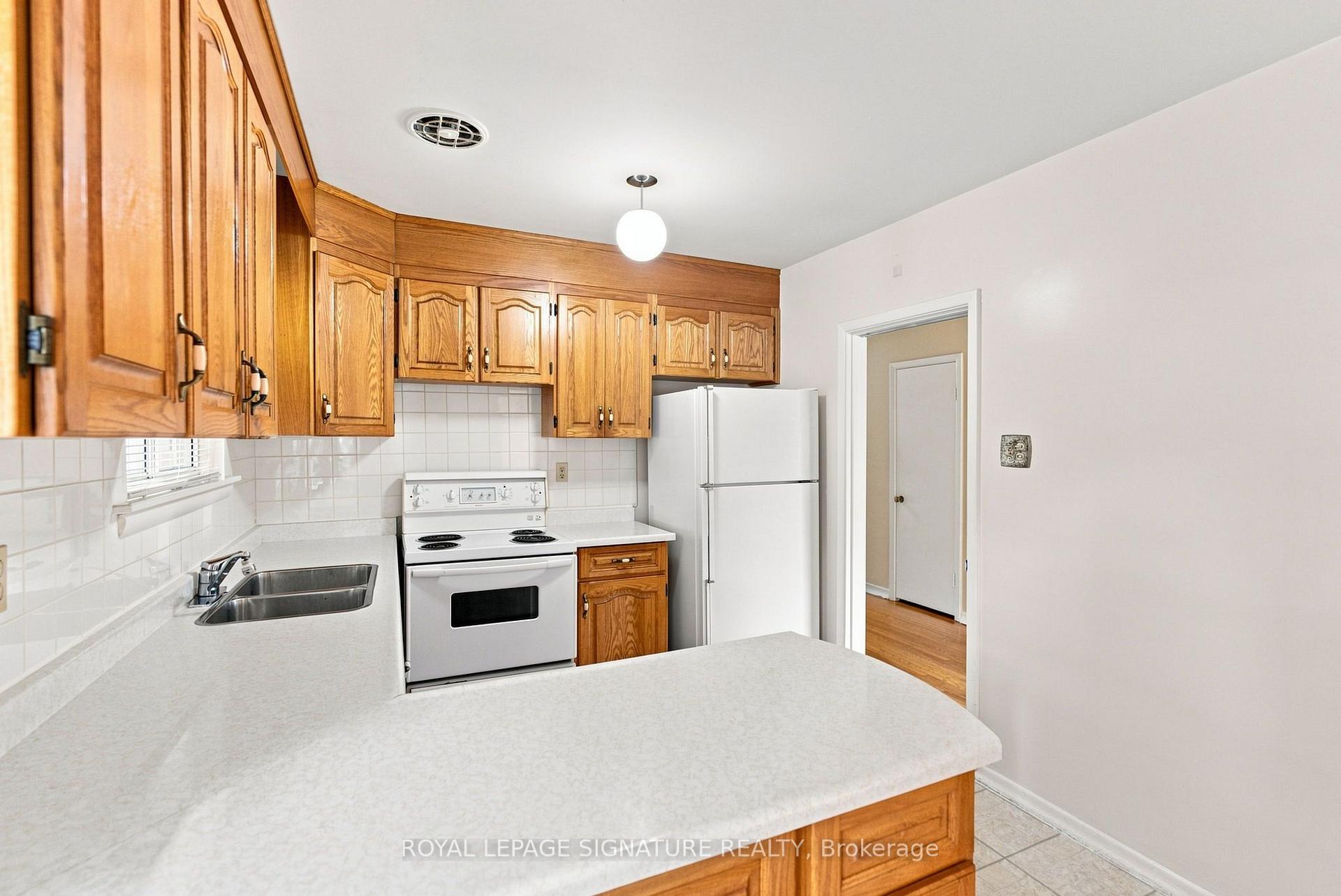 Photo 14 of 1 Dalegrove Crescent, Etobicoke, Eringate-Centennial-West Deane — HOMEH