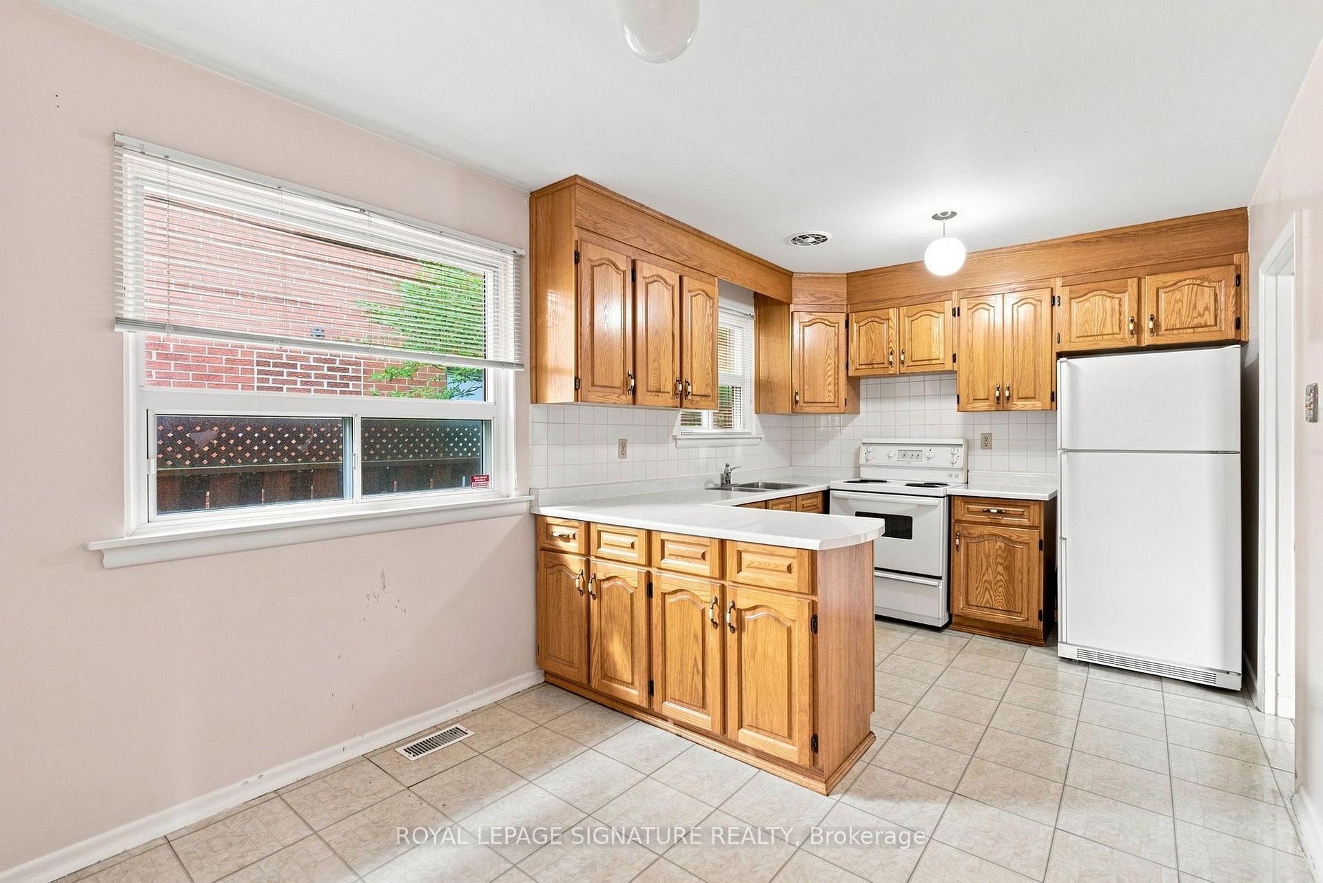 Photo 15 of 1 Dalegrove Crescent, Etobicoke, Eringate-Centennial-West Deane — HOMEH