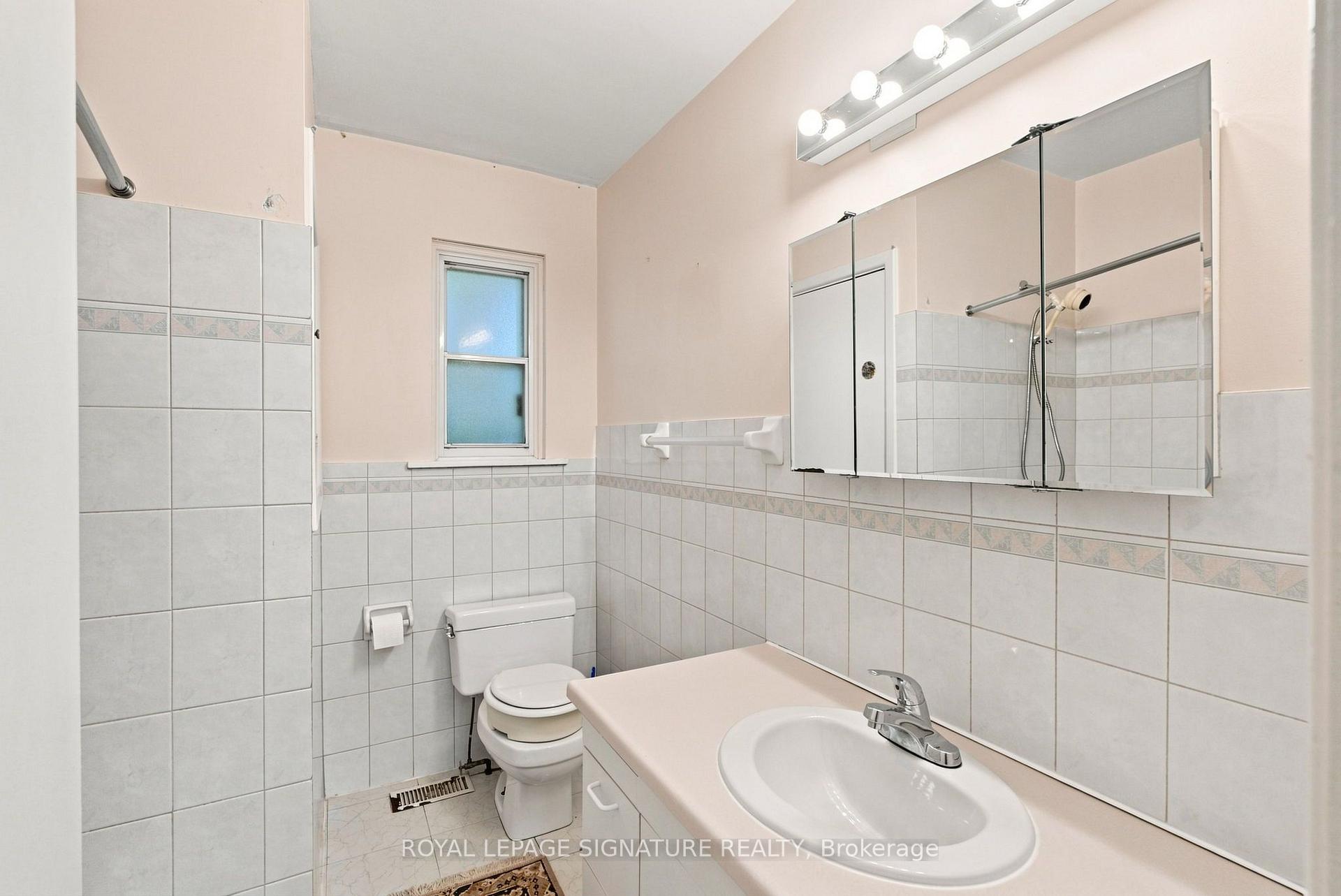 Photo 16 of 1 Dalegrove Crescent, Etobicoke, Eringate-Centennial-West Deane — HOMEH