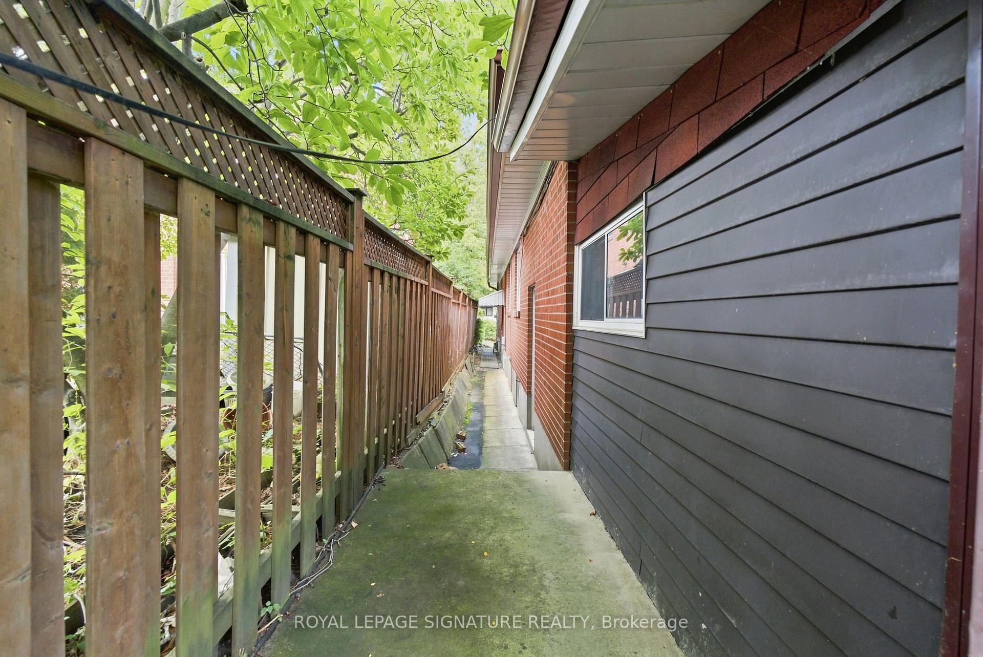 Photo 45 of 1 Dalegrove Crescent, Etobicoke, Eringate-Centennial-West Deane — HOMEH