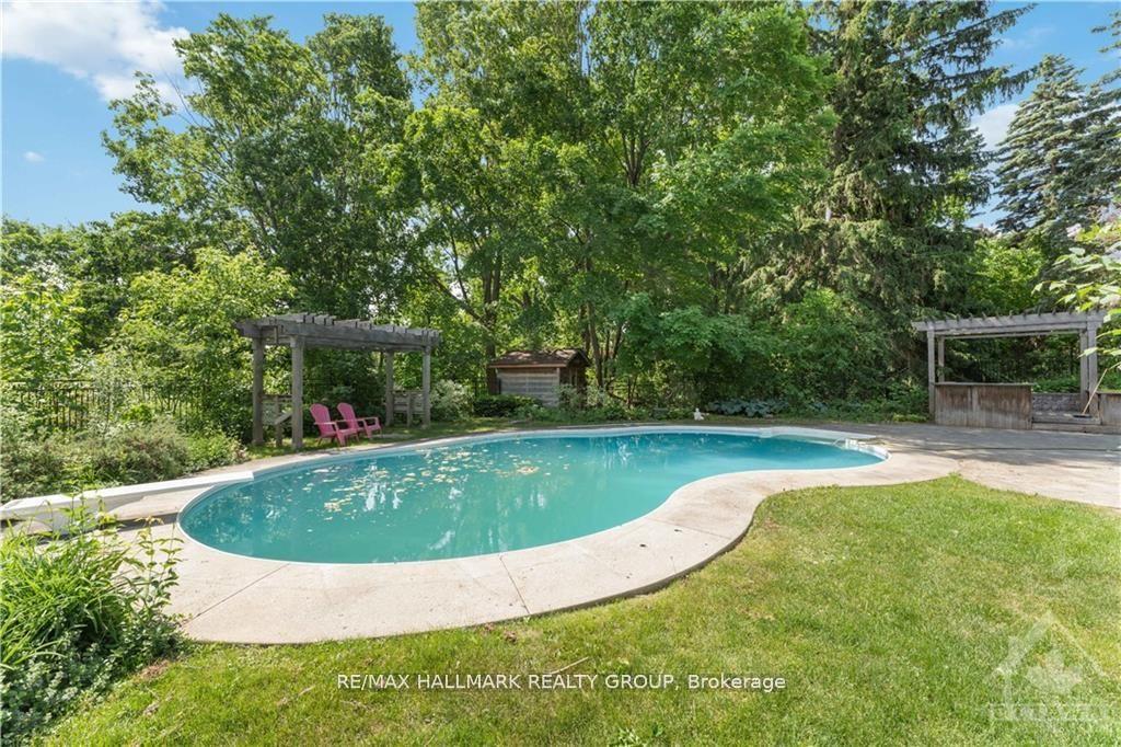 Photo 3 of 41 Cedar Road, Ottawa, Rothwell Heights — HOMEH