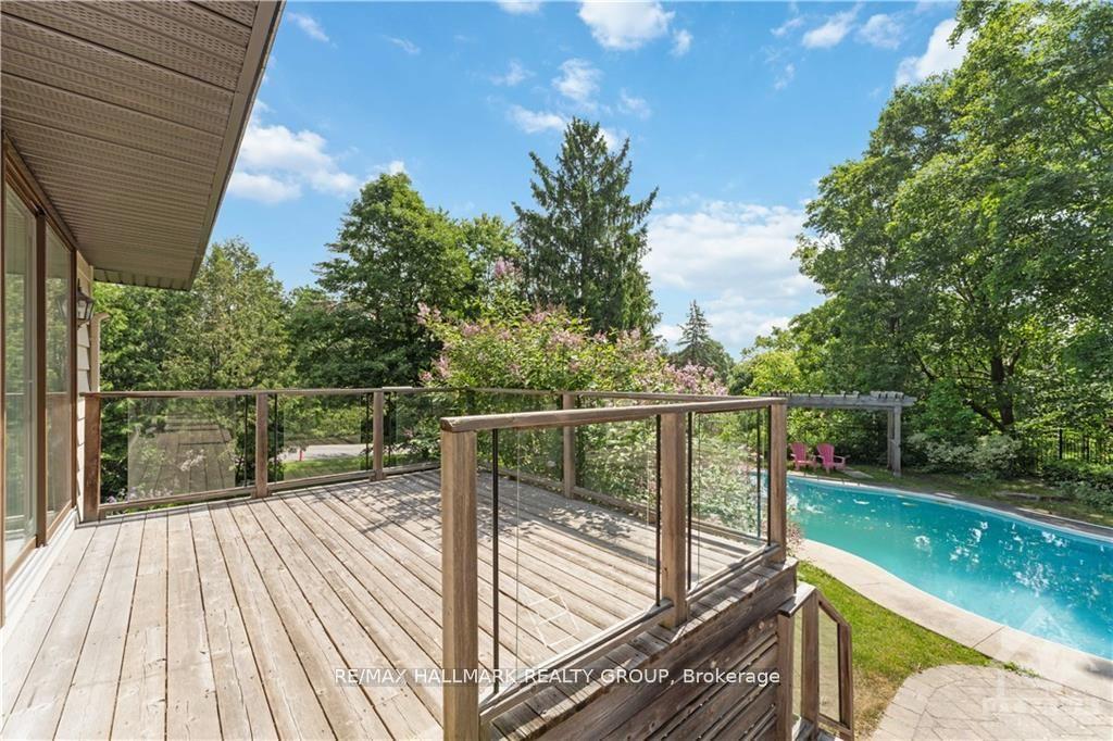 Photo 10 of 41 Cedar Road, Ottawa, Rothwell Heights — HOMEH