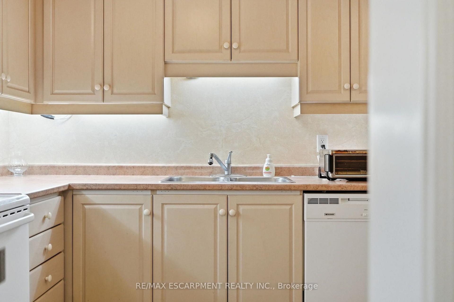 Photo 6 of Unit 2, 222 Fellowes Crescent, Hamilton, Waterdown — HOMEH
