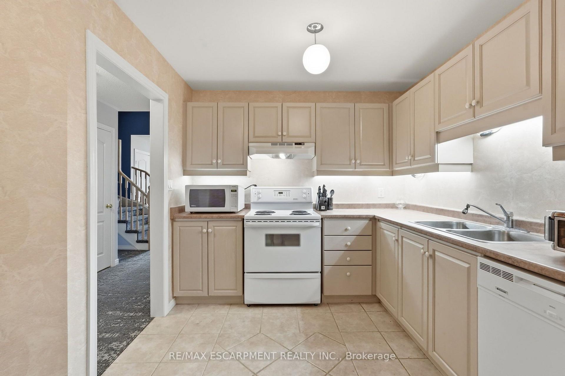 Photo 7 of Unit 2, 222 Fellowes Crescent, Hamilton, Waterdown — HOMEH