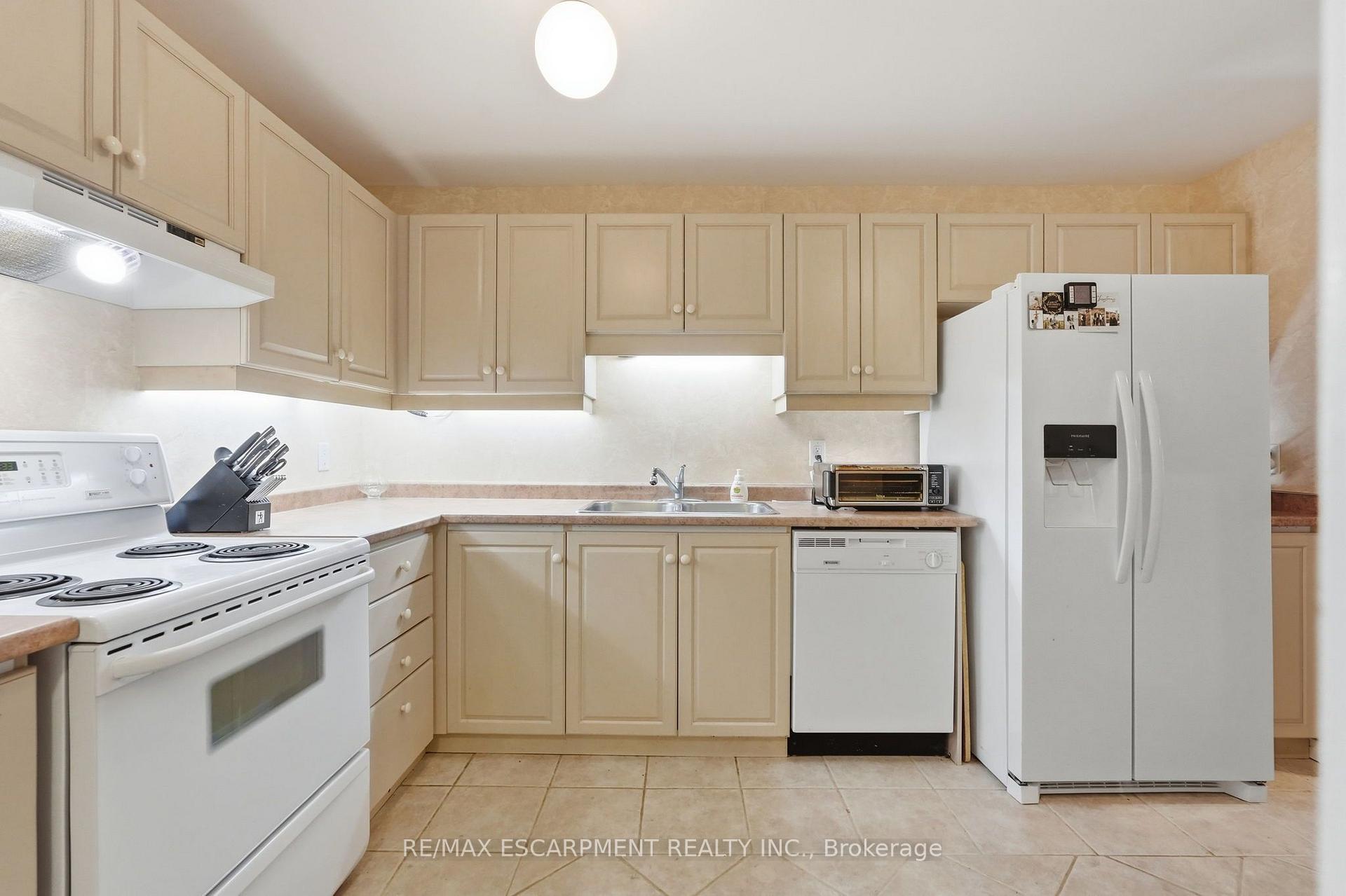 Photo 8 of Unit 2, 222 Fellowes Crescent, Hamilton, Waterdown — HOMEH