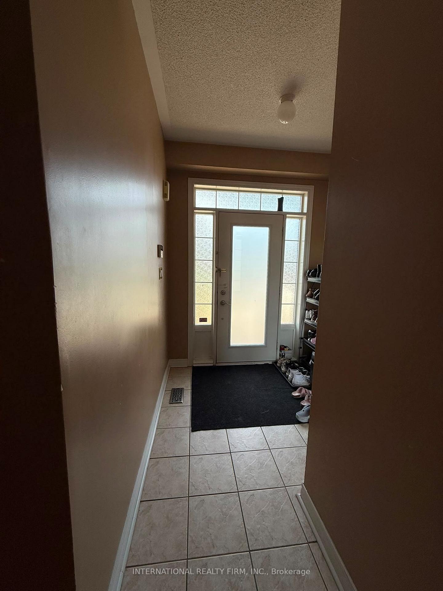 Photo 2 of 12 Fountainview Way, Brampton, Bramalea North Industrial — HOMEH