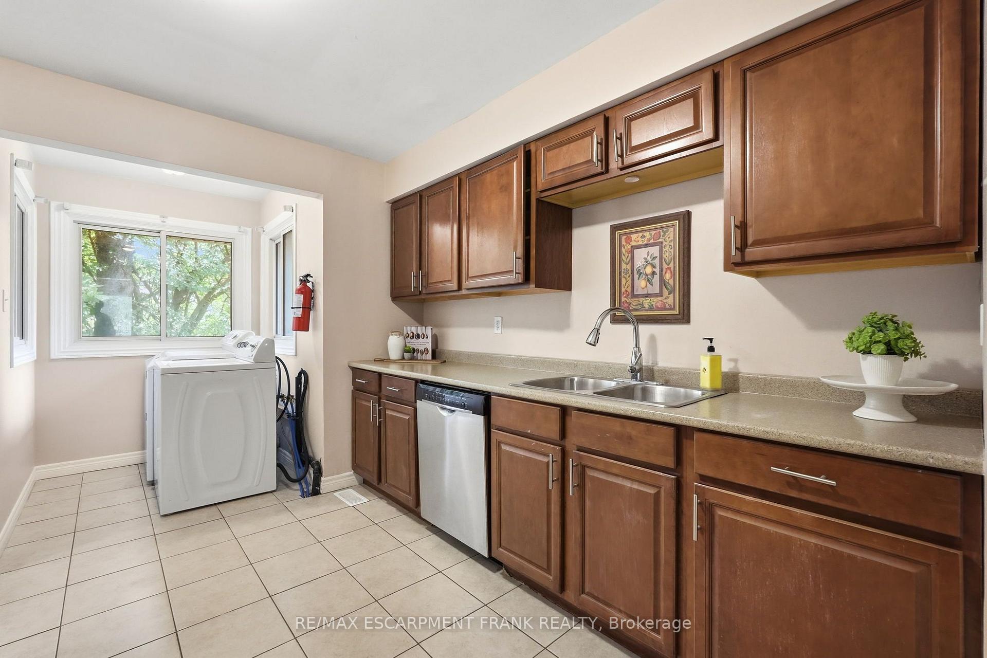 Photo 10 of 8 Emming Court, Hamilton, Buchanan — HOMEH