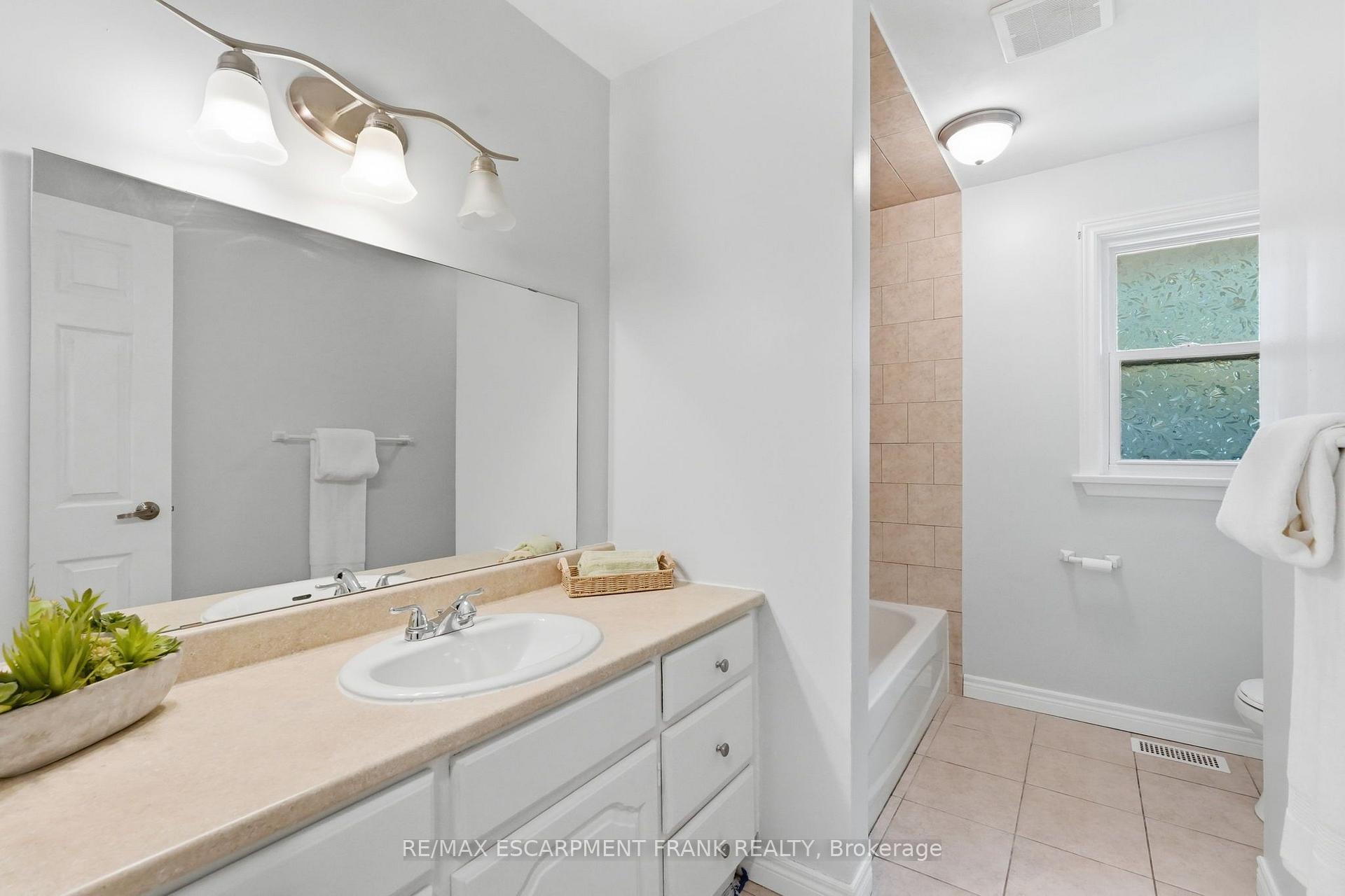 Photo 23 of 8 Emming Court, Hamilton, Buchanan — HOMEH