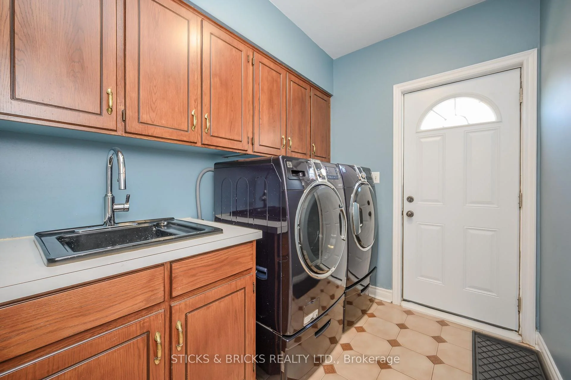 Photo 27 of 7102 Burbank Crescent, Niagara Falls, Stamford — HOMEH