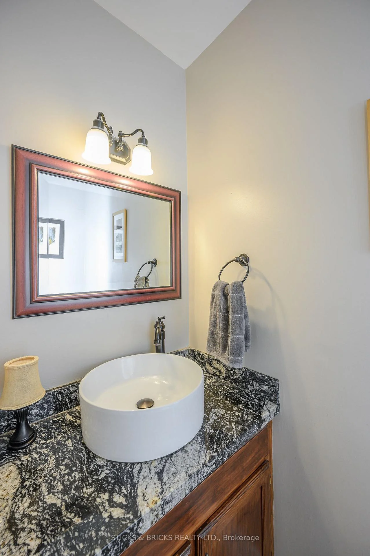 Photo 29 of 7102 Burbank Crescent, Niagara Falls, Stamford — HOMEH