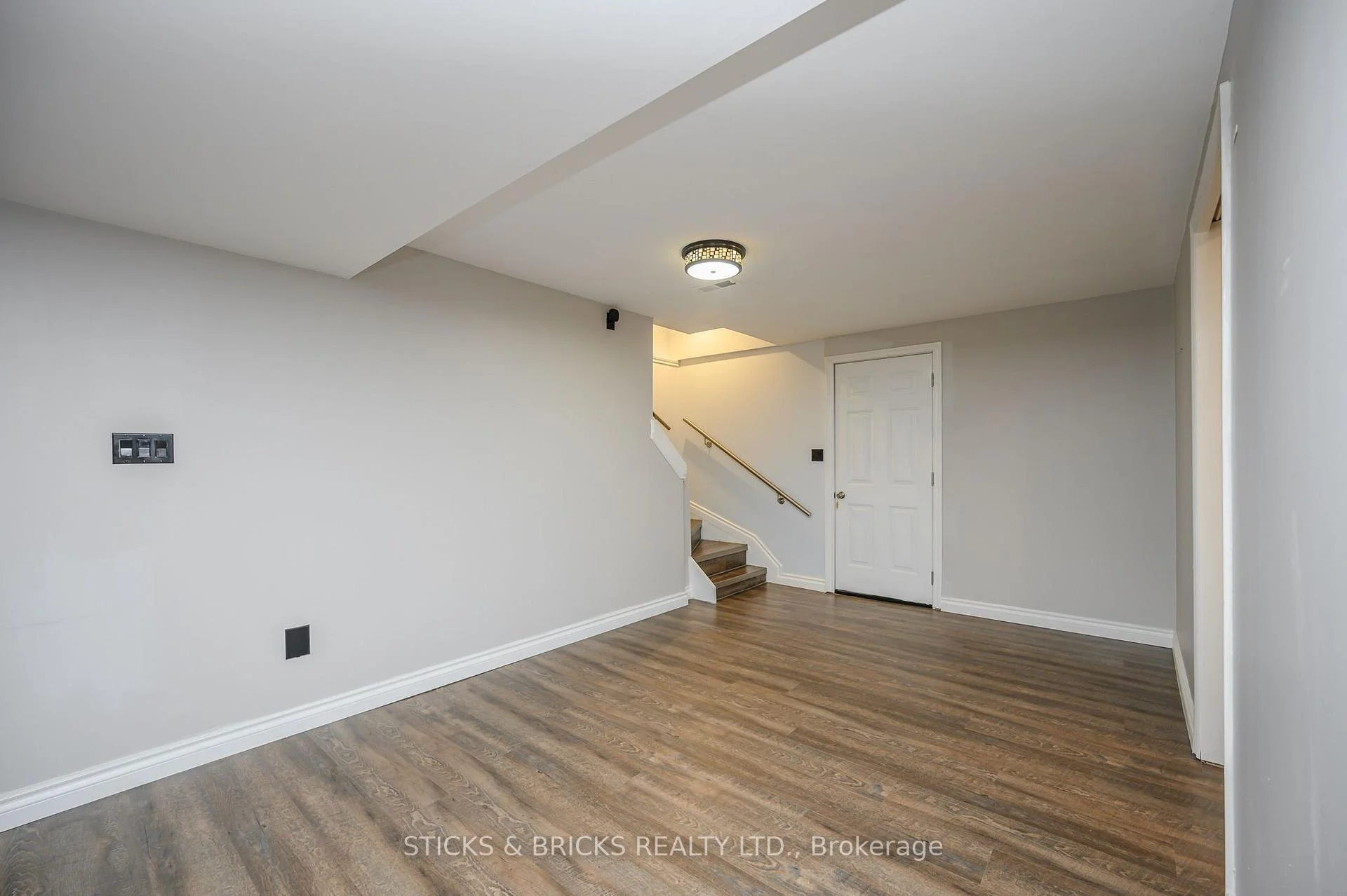 Photo 32 of 7102 Burbank Crescent, Niagara Falls, Stamford — HOMEH