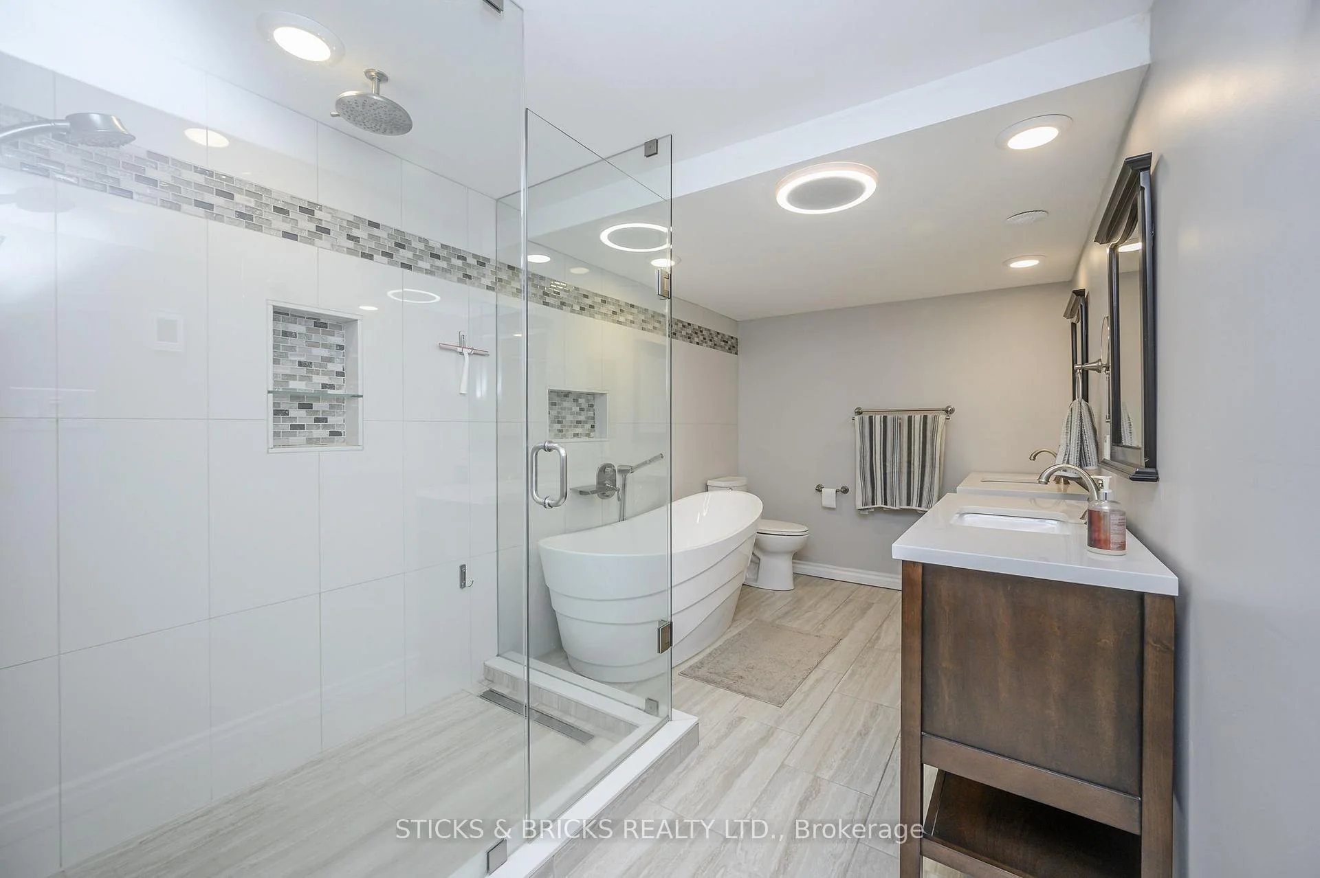 Photo 41 of 7102 Burbank Crescent, Niagara Falls, Stamford — HOMEH