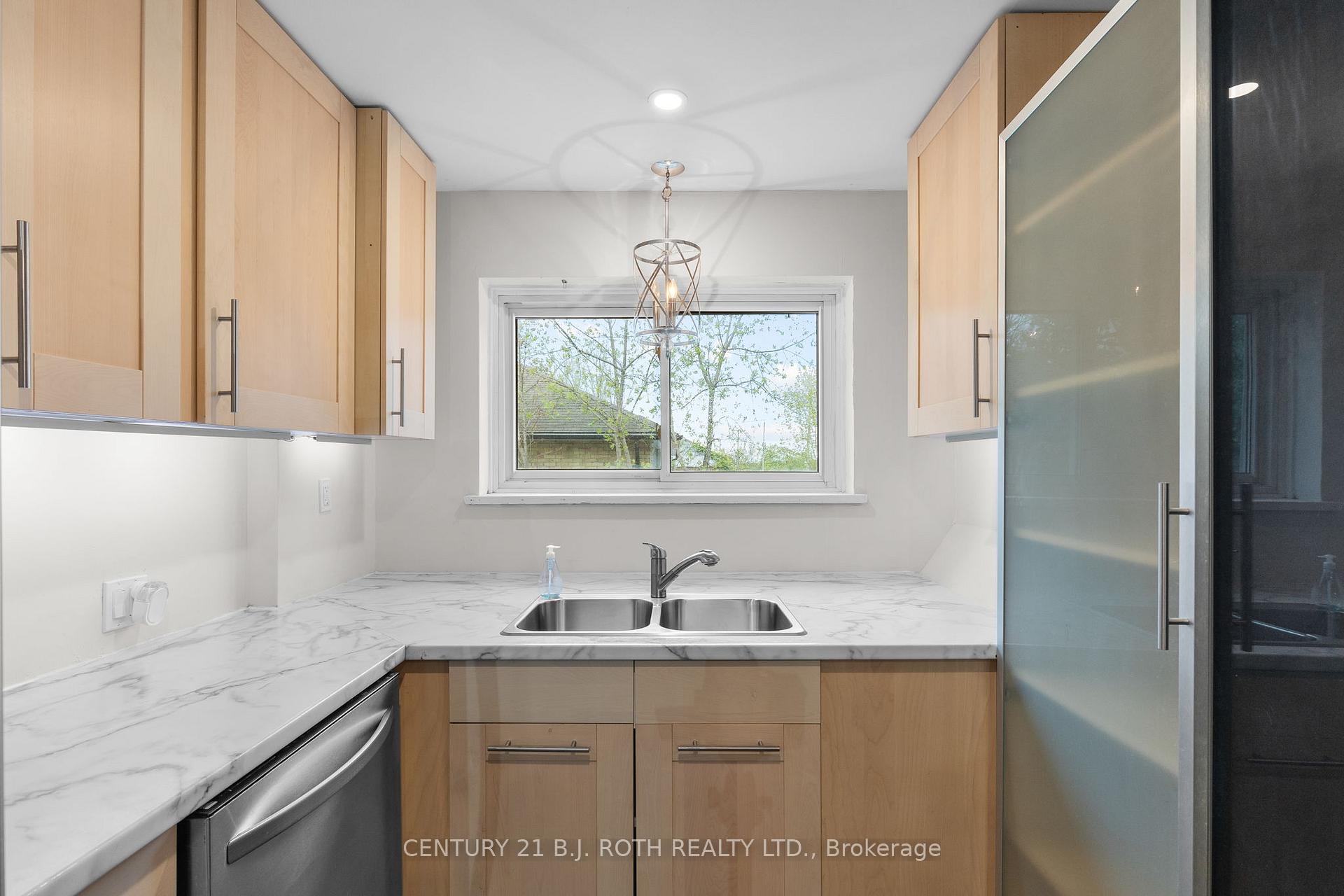 Photo 5 of Unit Main Level, 243 Wellington Street E, Barrie, City Centre — HOMEH