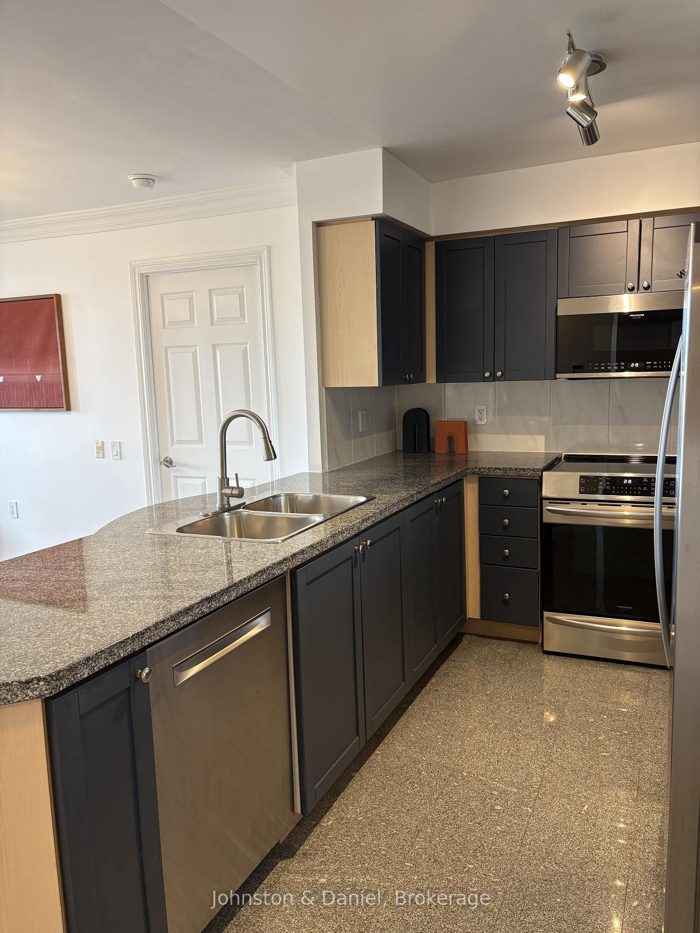Photo 8 of Unit 1605, 388 Bloor Street E, Toronto, Rosedale-Moore Park — HOMEH