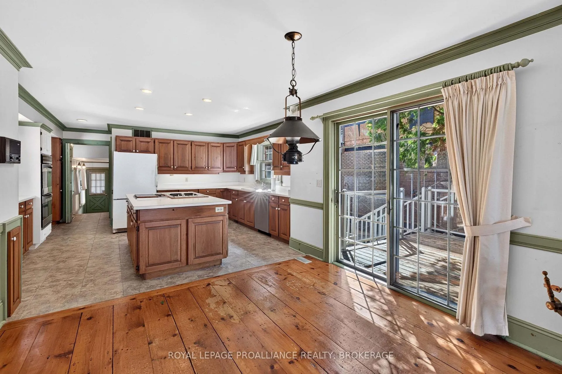 Photo 15 of 110 Lakeshore Boulevard, Kingston, City SouthWest — HOMEH