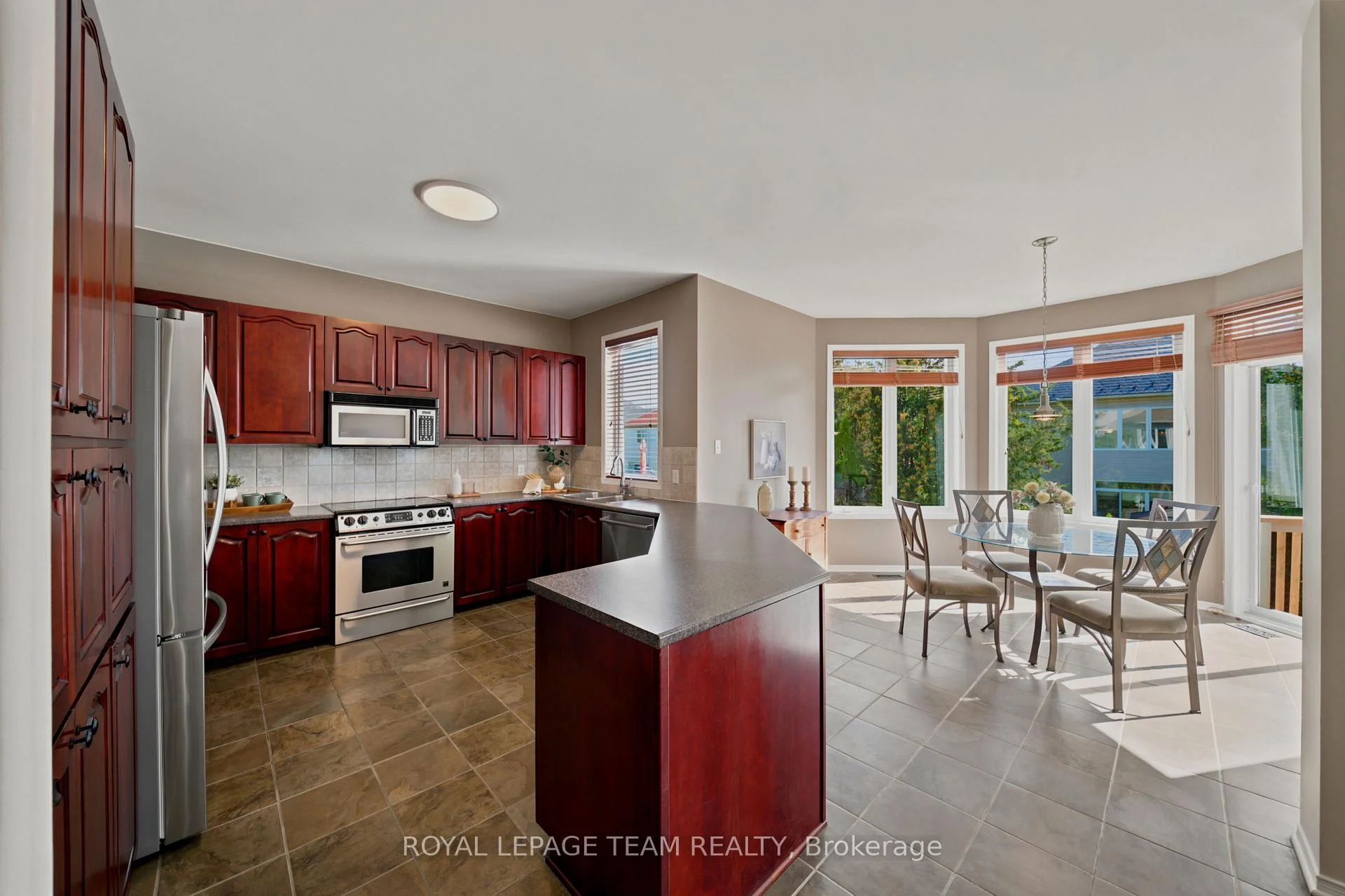 Photo 14 of 32 Glenrill Place, Ottawa, Kanata - Emerald Meadows/Trailwest — HOMEH
