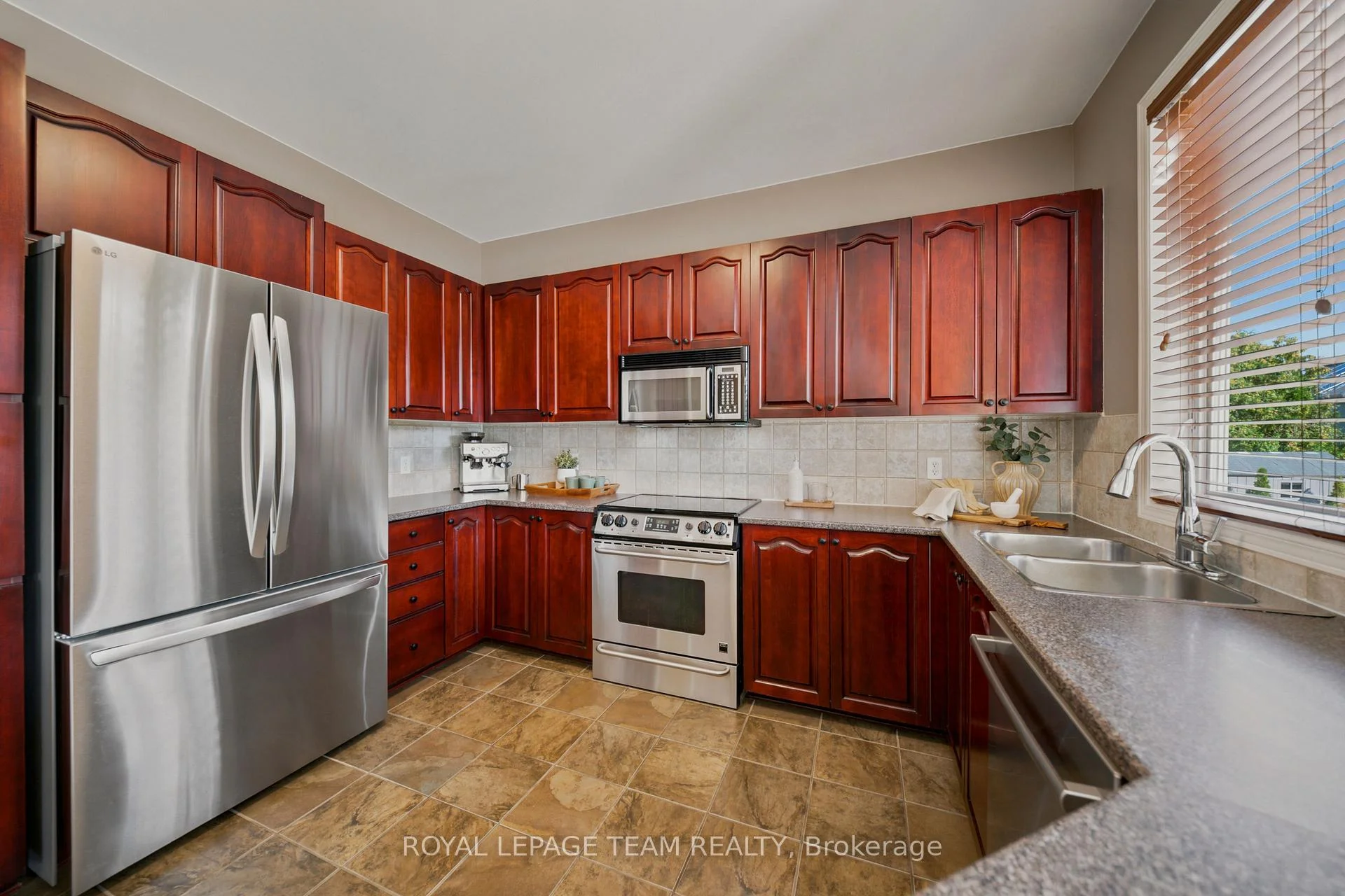 Photo 17 of 32 Glenrill Place, Ottawa, Kanata - Emerald Meadows/Trailwest — HOMEH