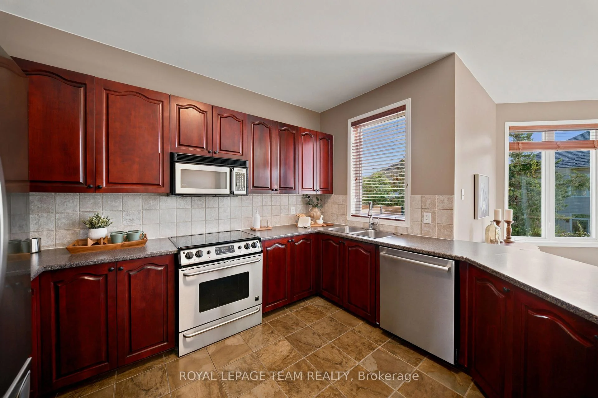 Photo 18 of 32 Glenrill Place, Ottawa, Kanata - Emerald Meadows/Trailwest — HOMEH
