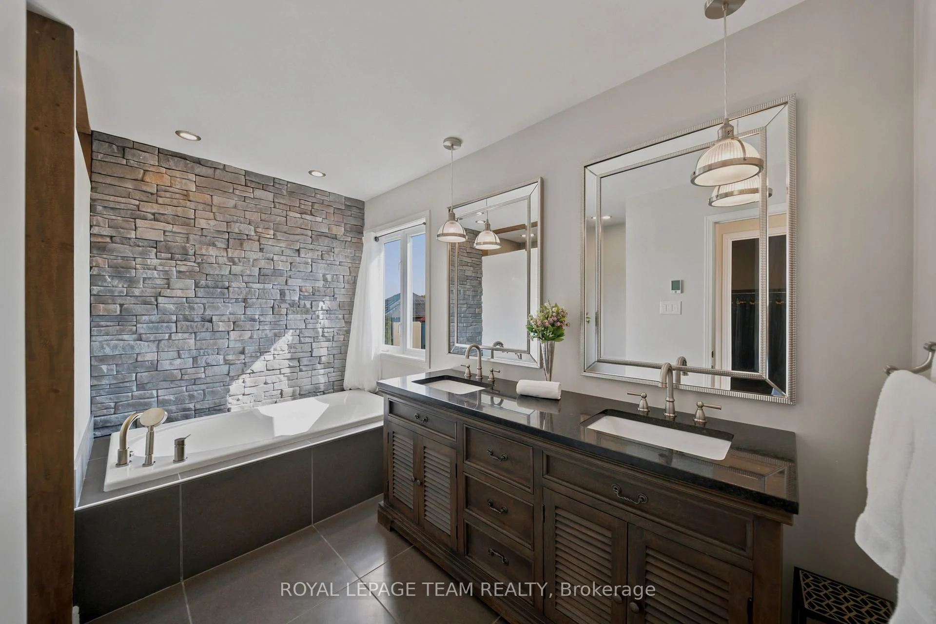 Photo 42 of 32 Glenrill Place, Ottawa, Kanata - Emerald Meadows/Trailwest — HOMEH