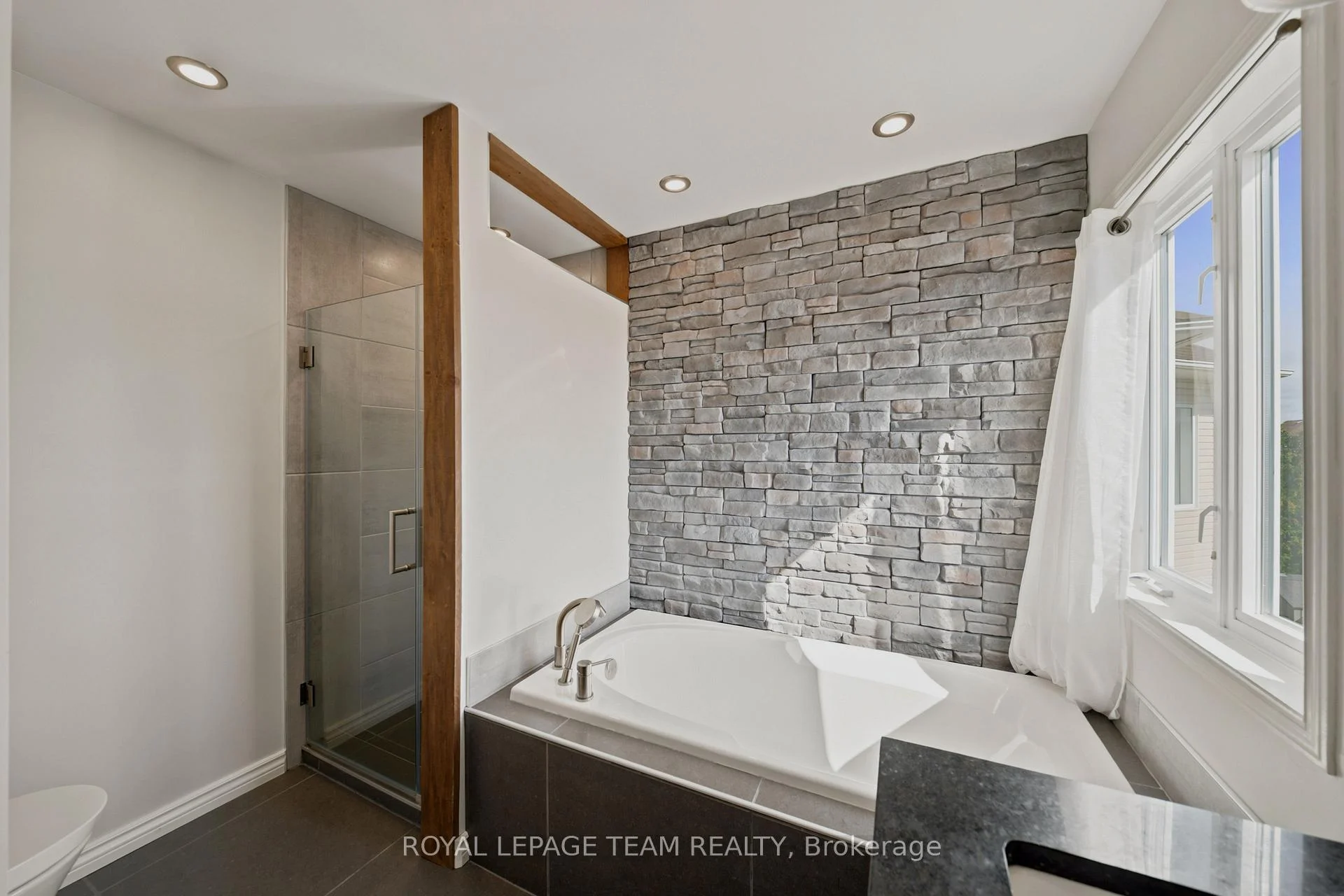 Photo 43 of 32 Glenrill Place, Ottawa, Kanata - Emerald Meadows/Trailwest — HOMEH