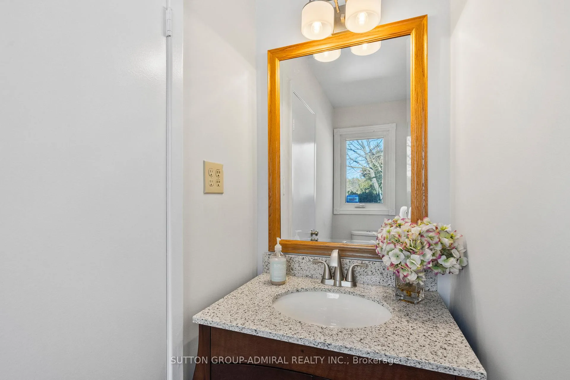 Photo 4 of 31 Karen Street, Vaughan, Crestwood-Springfarm-Yorkhill — HOMEH
