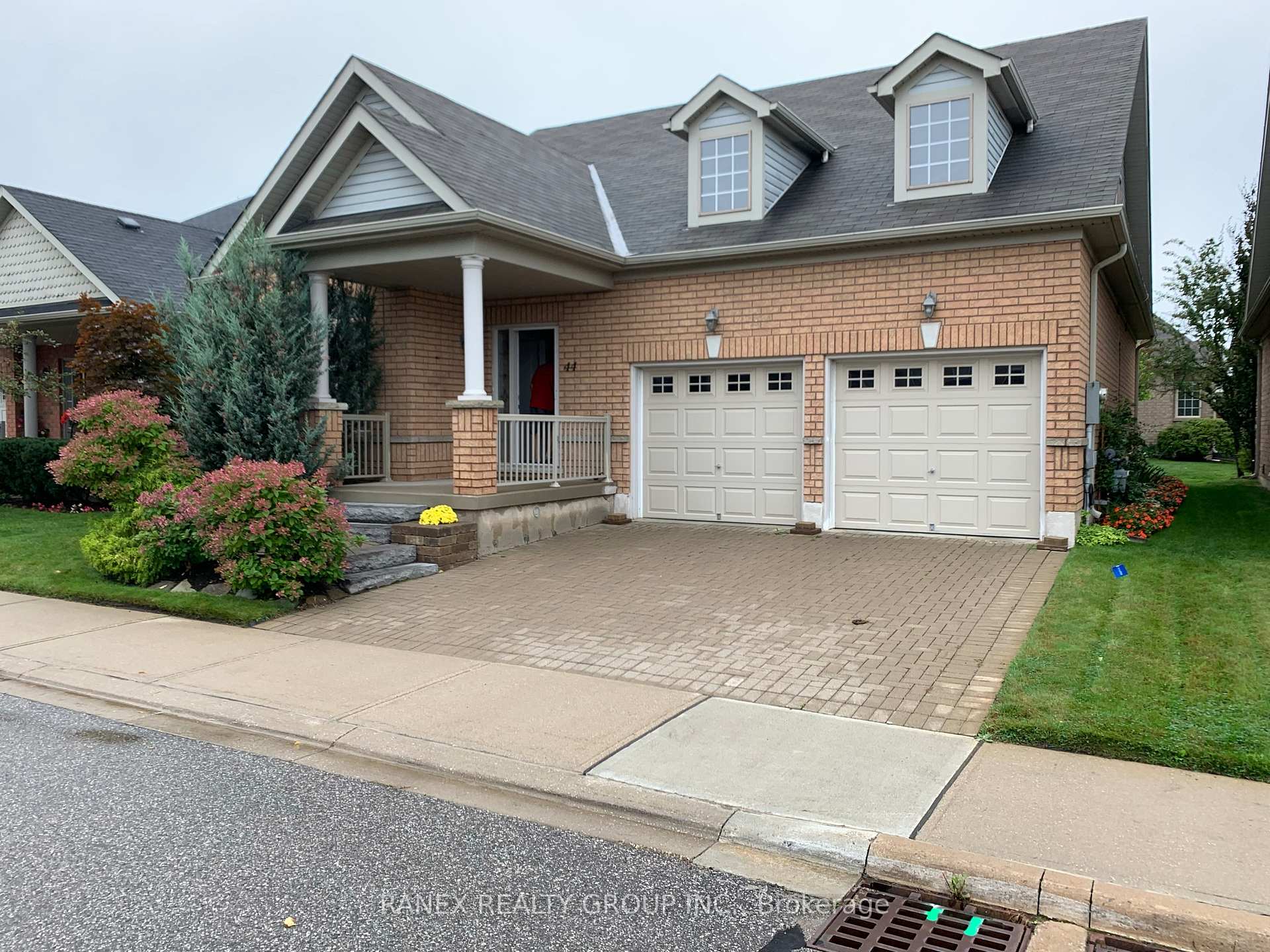 Photo 3 of 44 Locust Drive, Brampton, Sandringham-Wellington — HOMEH