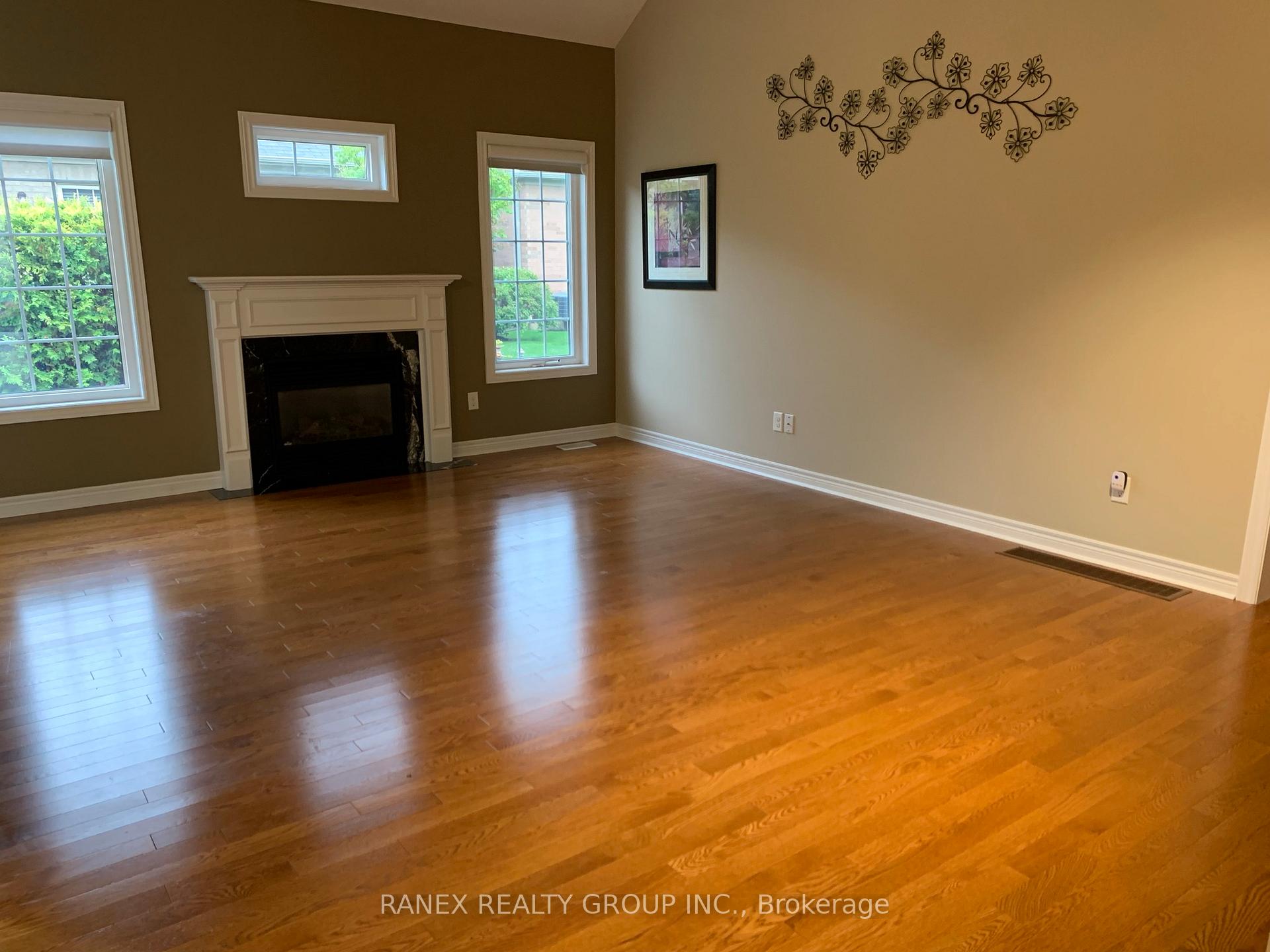 Photo 10 of 44 Locust Drive, Brampton, Sandringham-Wellington — HOMEH