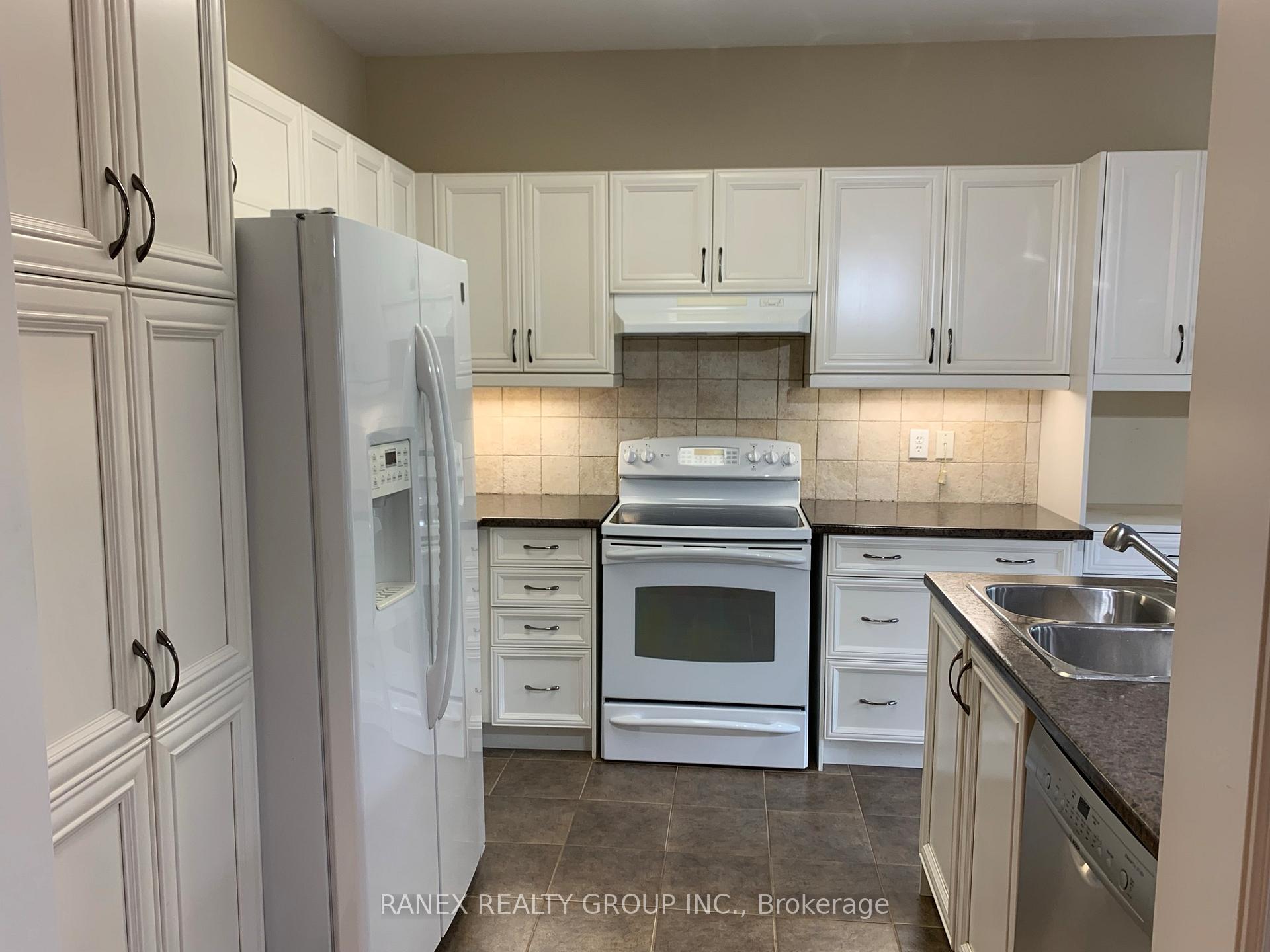 Photo 11 of 44 Locust Drive, Brampton, Sandringham-Wellington — HOMEH