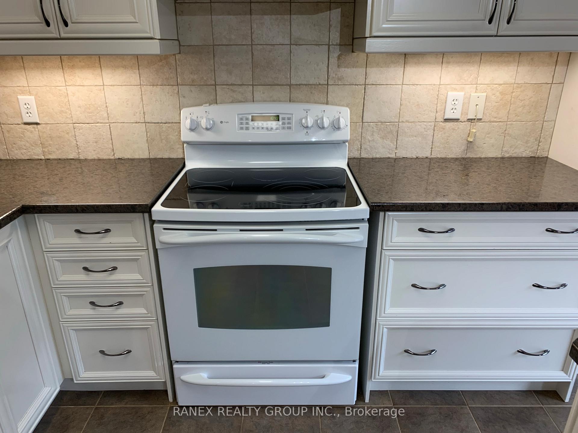 Photo 13 of 44 Locust Drive, Brampton, Sandringham-Wellington — HOMEH