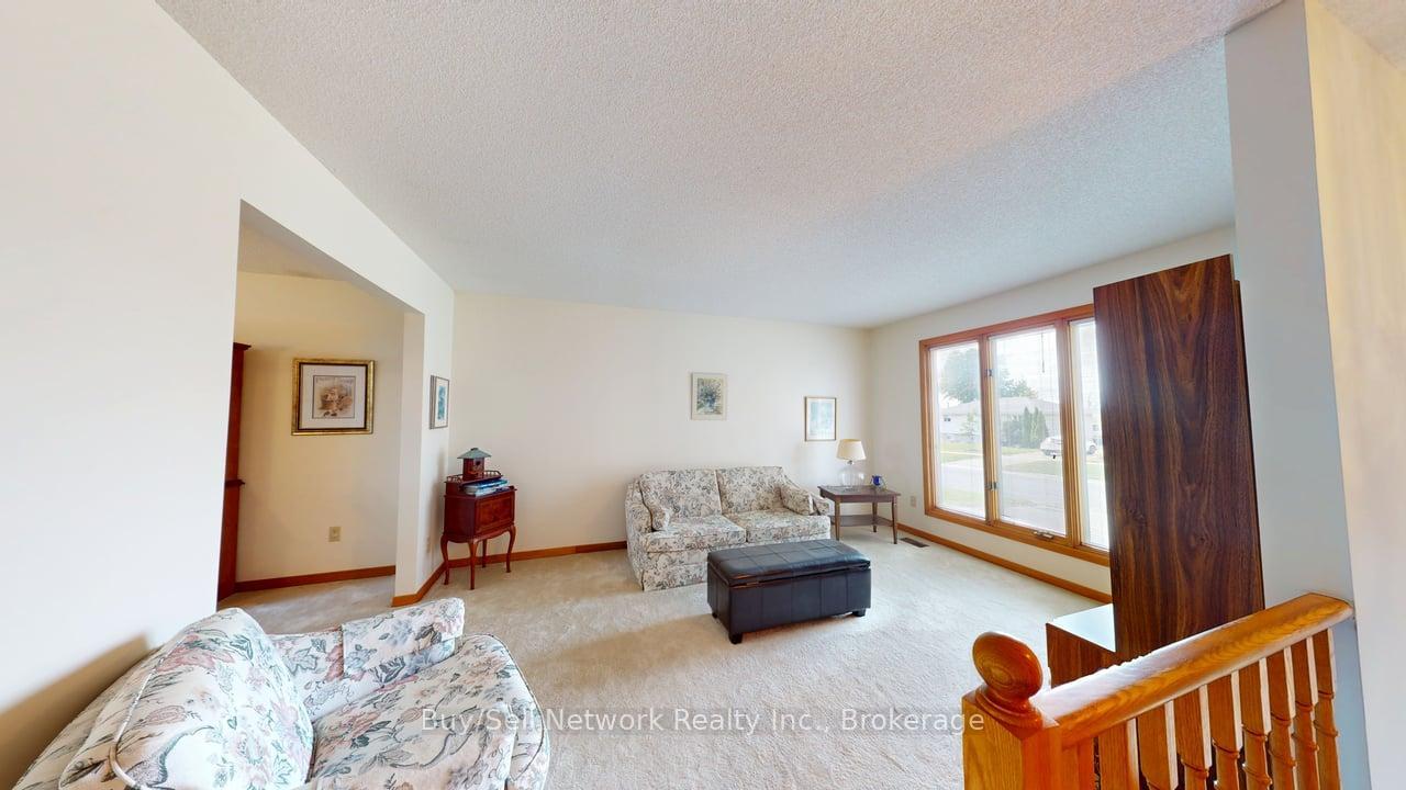Photo 9 of 2565 Marsdale Drive, Peterborough, Ashburnham Ward 4 — HOMEH