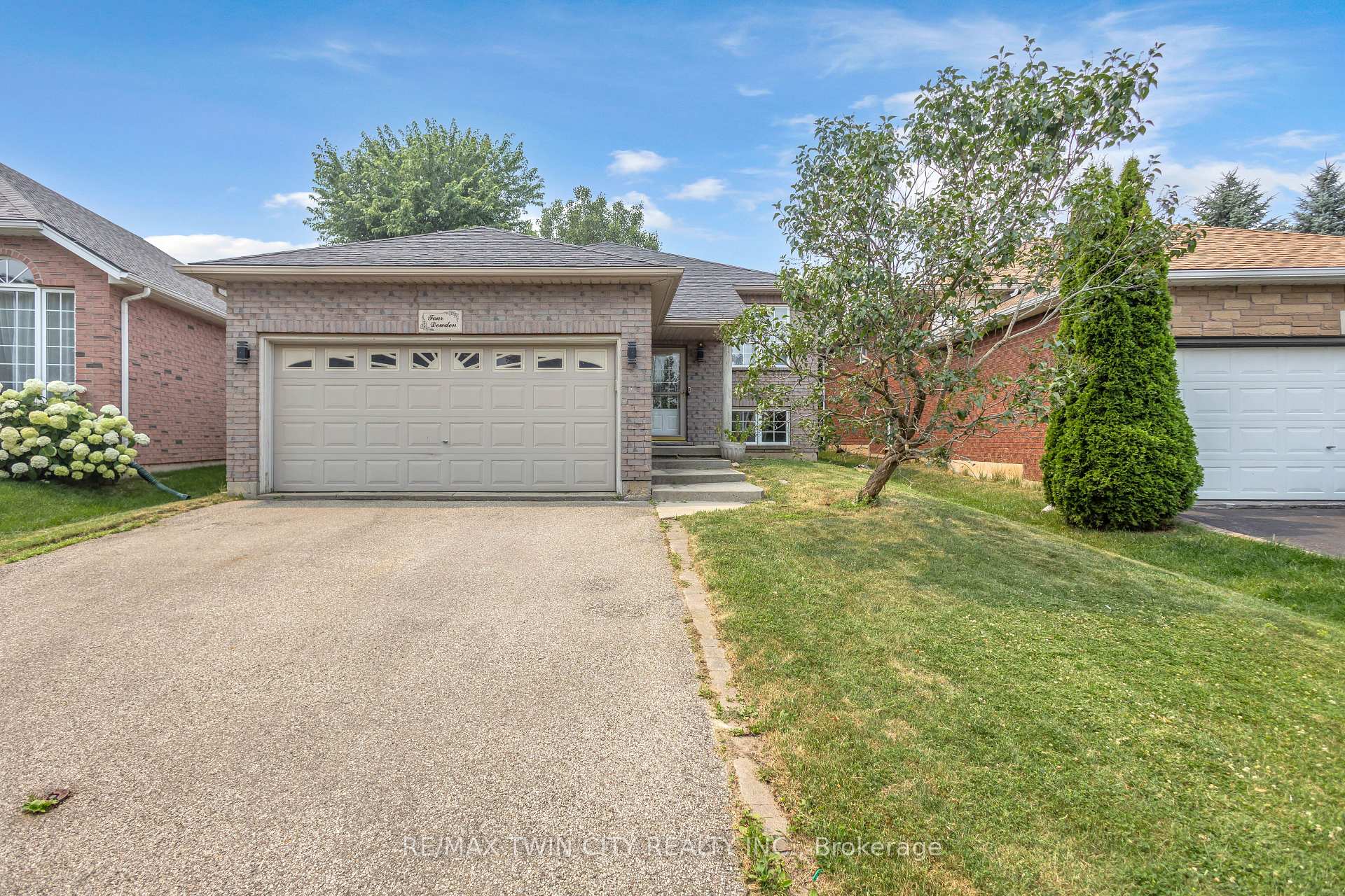 Photo 2 of 4 Dowden Avenue, Brantford, Tutela Heights — HOMEH