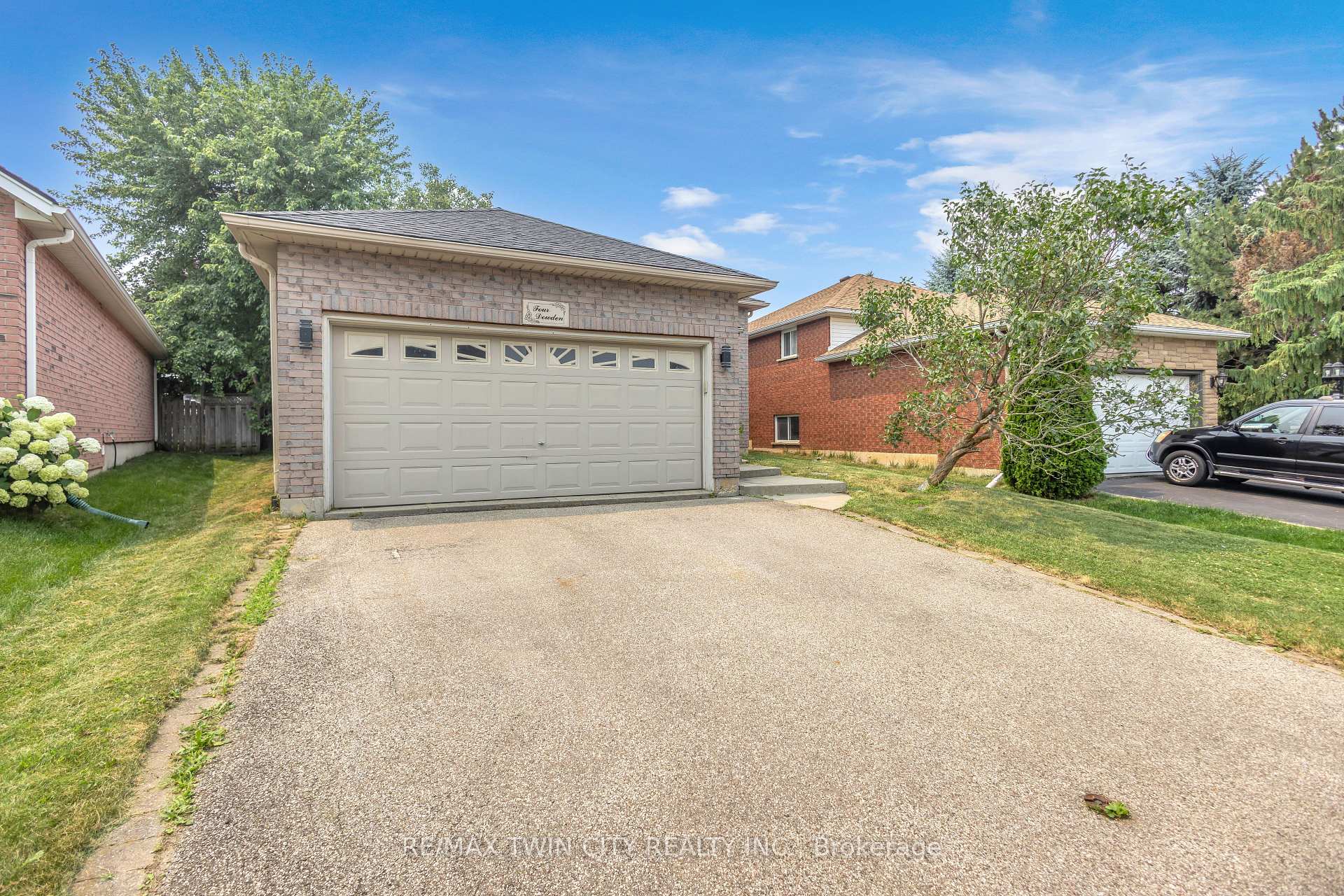 Photo 3 of 4 Dowden Avenue, Brantford, Tutela Heights — HOMEH
